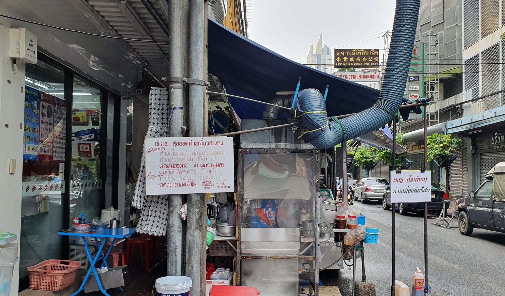 ก๋วยเตี๋ยวผัดงี่เง่า at เจ๊เบญ โอเดี้ยน, ร้านฮั้นโภชนา, เจ๊เฮี้ยง ก๋วยเตี๋ยวลูกชิ้นปลา ตลาดน้อย, ข้าวต้มปลาตลาดน้อย, Baan Chim Cha, อาฉีไก่ทอด, มานพ สุกี้รถกระบะ, แดงราชาหอยทอด, โจ๊ก เจ๊หมวยเกี้ย-ดั้งเดิม, เป็ดตุ๋นเจ้าท่า, ซี่โครงปราณ, คุณปุ๊กะหรี่ปั๊บ ณ ตลาดน้อย, แต้เล่าจิ้นเส็ง, Li Bing Waffle Parlour, Mana Craft, Jap Bread ตลาดน้อย, ฮงเซียงกง