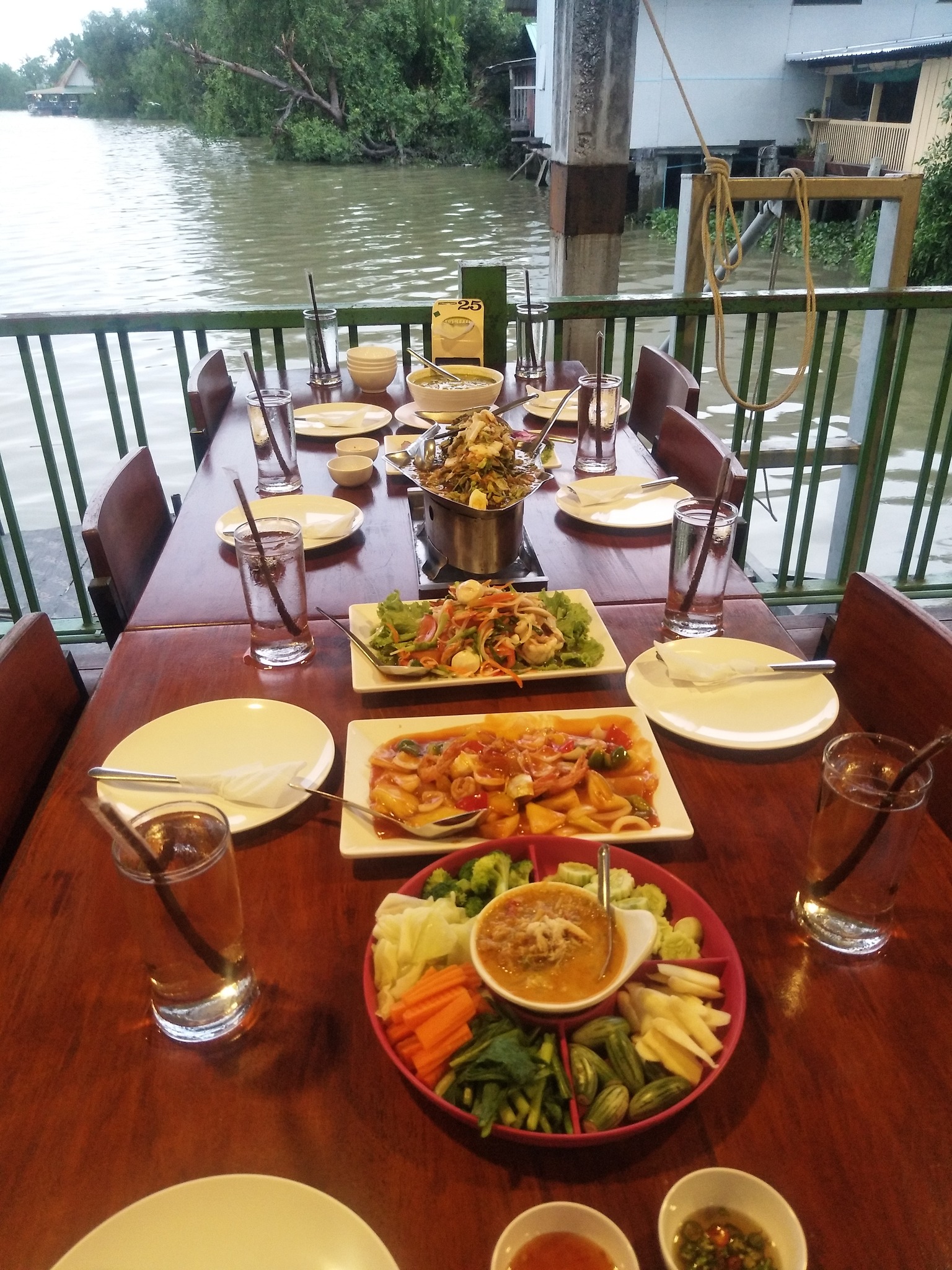 บ้านโพธิ์ริเวอร์ไซด์, ร้านอาหารมธุรสเรือนแพ, Baan Melon Desert, ร้านบ้านเบญฯ, บ้านปูกรรเชียง, ร้านกุ้งนาง, ร้านชวนมา ริมแม่น้ำบางปะกง, ครัวแม่ส้มเกลี้ยง, ครัวปลาเถื่อน, แพเคียงน้ำ, ลุงตีฟและยาย, รวยเรือนแพ, เอกเขนก, ชัยครับ, แพพยงค์ ริมน้ำ, 111/11 บ้านริมคลอง, มีน้ำ มีปลา cafe&amp;restaurant