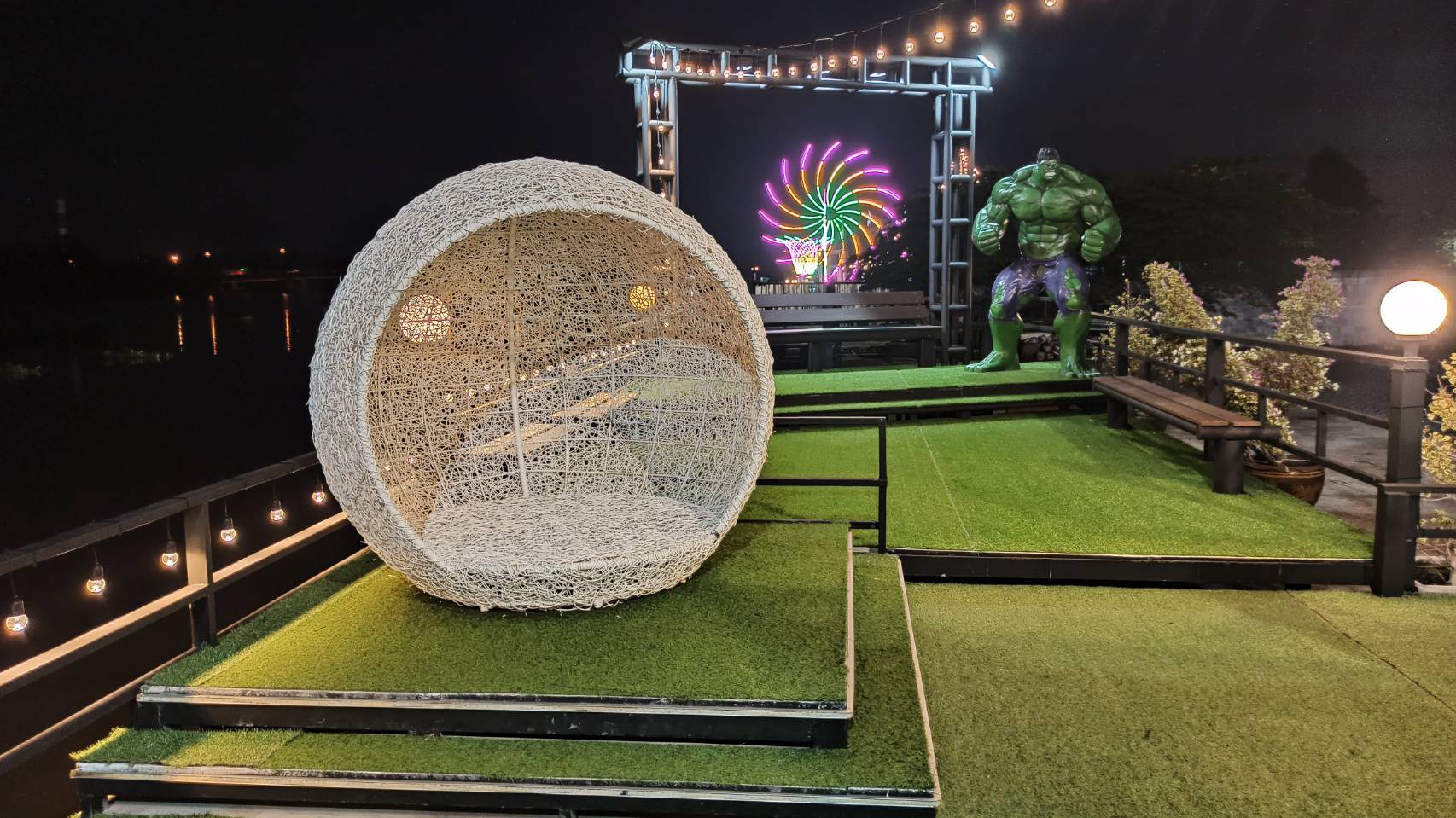 บ้านโพธิ์ริเวอร์ไซด์, ร้านอาหารมธุรสเรือนแพ, Baan Melon Desert, ร้านบ้านเบญฯ, บ้านปูกรรเชียง, ร้านกุ้งนาง, ร้านชวนมา ริมแม่น้ำบางปะกง, ครัวแม่ส้มเกลี้ยง, ครัวปลาเถื่อน, แพเคียงน้ำ, ลุงตีฟและยาย, รวยเรือนแพ, เอกเขนก, ชัยครับ, แพพยงค์ ริมน้ำ, 111/11 บ้านริมคลอง, มีน้ำ มีปลา cafe&amp;restaurant