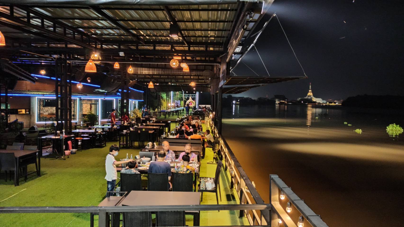 บ้านโพธิ์ริเวอร์ไซด์, ร้านอาหารมธุรสเรือนแพ, Baan Melon Desert, ร้านบ้านเบญฯ, บ้านปูกรรเชียง, ร้านกุ้งนาง, ร้านชวนมา ริมแม่น้ำบางปะกง, ครัวแม่ส้มเกลี้ยง, ครัวปลาเถื่อน, แพเคียงน้ำ, ลุงตีฟและยาย, รวยเรือนแพ, เอกเขนก, ชัยครับ, แพพยงค์ ริมน้ำ, 111/11 บ้านริมคลอง, มีน้ำ มีปลา cafe&amp;restaurant