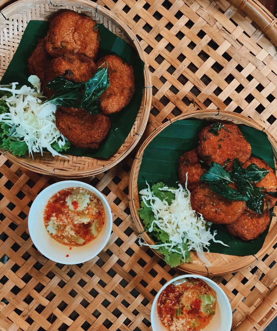 บ้านโพธิ์ริเวอร์ไซด์, ร้านอาหารมธุรสเรือนแพ, Baan Melon Desert, ร้านบ้านเบญฯ, บ้านปูกรรเชียง, ร้านกุ้งนาง, ร้านชวนมา ริมแม่น้ำบางปะกง, ครัวแม่ส้มเกลี้ยง, ครัวปลาเถื่อน, แพเคียงน้ำ, ลุงตีฟและยาย, รวยเรือนแพ, เอกเขนก, ชัยครับ, แพพยงค์ ริมน้ำ, 111/11 บ้านริมคลอง, มีน้ำ มีปลา cafe&amp;restaurant