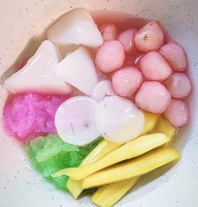 แดงราชาหอยทอด, เปาะเปี๊ยะสด ตรอกสุกร, SO-K cafe, เช็งซิมอี๊ (แป้งกลมอารมณ์ดี), ก๋วยเตี๋ยวตรอกโรงหมู, ข้าวมันไก่พิชัยไก่ตอน, Scoopp, ข้าวขาหมู "มันอยู่ในกระทะ"ตรอกโรงหมู, เบ๊ซุ่นหลี, สีมรกต, สุกี้เตาถ่าน ตรอกโรงหมู, Amass coffee art toys, Kanom Donut, ก๋วยเตี๋ยวหมูตุ๋นเจ๊ปู