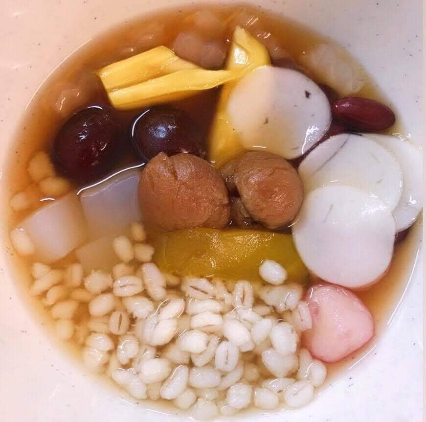 แดงราชาหอยทอด, เปาะเปี๊ยะสด ตรอกสุกร, SO-K cafe, เช็งซิมอี๊ (แป้งกลมอารมณ์ดี), ก๋วยเตี๋ยวตรอกโรงหมู, ข้าวมันไก่พิชัยไก่ตอน, Scoopp, ข้าวขาหมู "มันอยู่ในกระทะ"ตรอกโรงหมู, เบ๊ซุ่นหลี, สีมรกต, สุกี้เตาถ่าน ตรอกโรงหมู, Amass coffee art toys, Kanom Donut, ก๋วยเตี๋ยวหมูตุ๋นเจ๊ปู