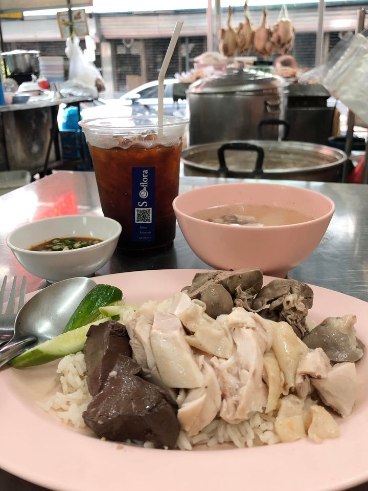 แดงราชาหอยทอด, เปาะเปี๊ยะสด ตรอกสุกร, SO-K cafe, เช็งซิมอี๊ (แป้งกลมอารมณ์ดี), ก๋วยเตี๋ยวตรอกโรงหมู, ข้าวมันไก่พิชัยไก่ตอน, Scoopp, ข้าวขาหมู "มันอยู่ในกระทะ"ตรอกโรงหมู, เบ๊ซุ่นหลี, สีมรกต, สุกี้เตาถ่าน ตรอกโรงหมู, Amass coffee art toys, Kanom Donut, ก๋วยเตี๋ยวหมูตุ๋นเจ๊ปู