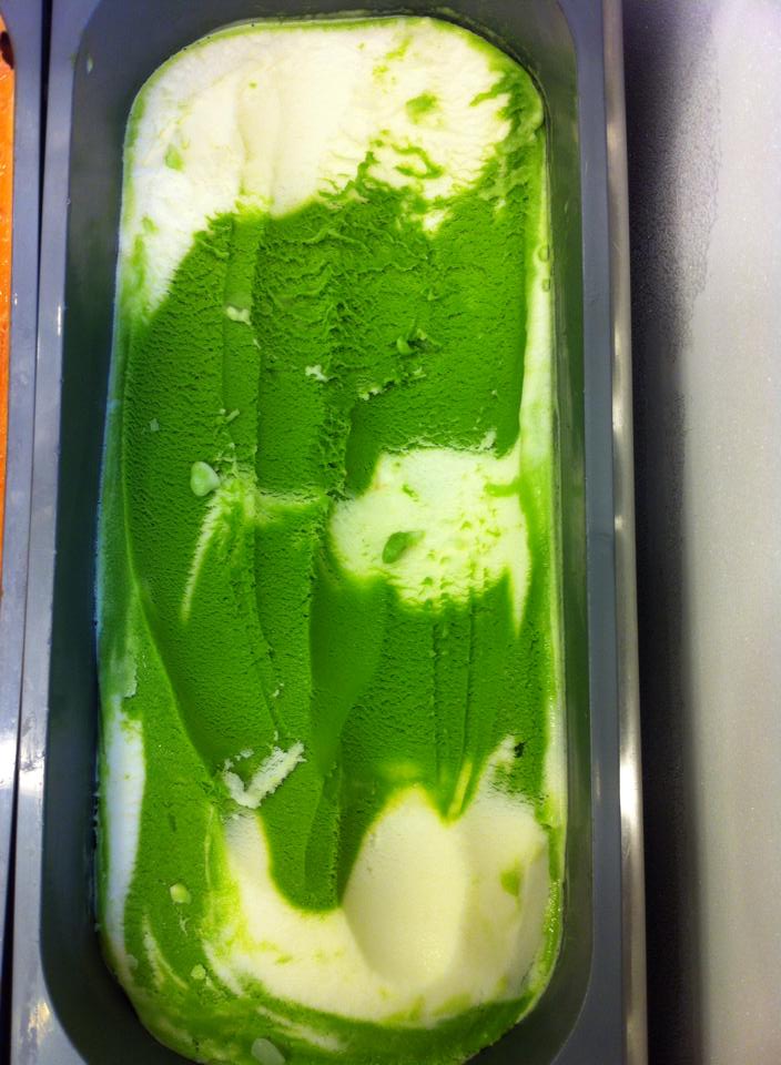 แดงราชาหอยทอด, เปาะเปี๊ยะสด ตรอกสุกร, SO-K cafe, เช็งซิมอี๊ (แป้งกลมอารมณ์ดี), ก๋วยเตี๋ยวตรอกโรงหมู, ข้าวมันไก่พิชัยไก่ตอน, Scoopp, ข้าวขาหมู "มันอยู่ในกระทะ"ตรอกโรงหมู, เบ๊ซุ่นหลี, สีมรกต, สุกี้เตาถ่าน ตรอกโรงหมู, Amass coffee art toys, Kanom Donut, ก๋วยเตี๋ยวหมูตุ๋นเจ๊ปู