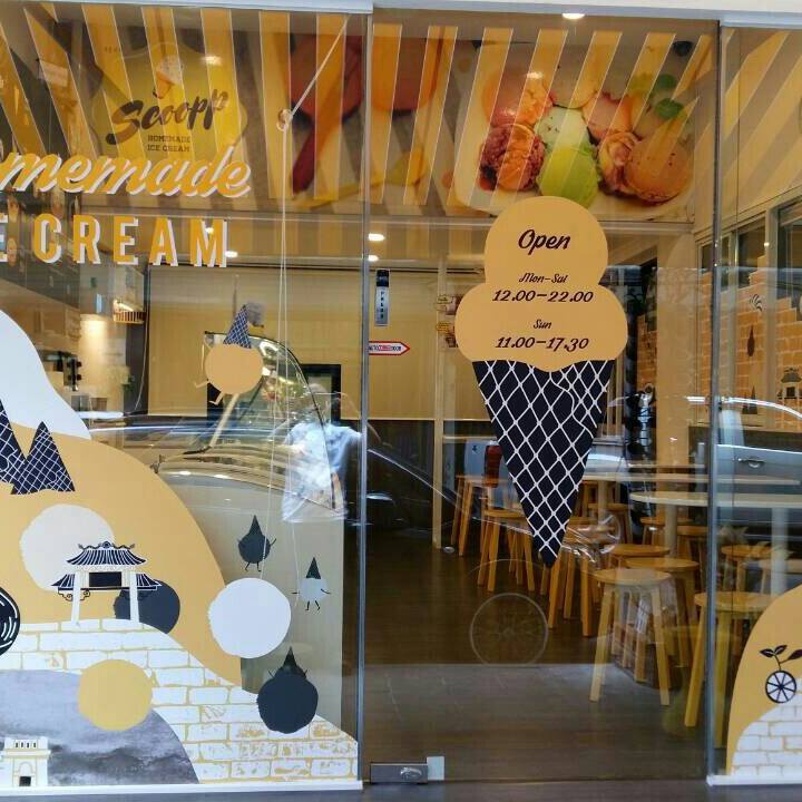 แดงราชาหอยทอด, เปาะเปี๊ยะสด ตรอกสุกร, SO-K cafe, เช็งซิมอี๊ (แป้งกลมอารมณ์ดี), ก๋วยเตี๋ยวตรอกโรงหมู, ข้าวมันไก่พิชัยไก่ตอน, Scoopp, ข้าวขาหมู "มันอยู่ในกระทะ"ตรอกโรงหมู, เบ๊ซุ่นหลี, สีมรกต, สุกี้เตาถ่าน ตรอกโรงหมู, Amass coffee art toys, Kanom Donut, ก๋วยเตี๋ยวหมูตุ๋นเจ๊ปู