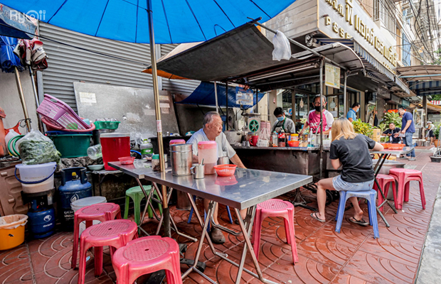 แดงราชาหอยทอด, เปาะเปี๊ยะสด ตรอกสุกร, SO-K cafe, เช็งซิมอี๊ (แป้งกลมอารมณ์ดี), ก๋วยเตี๋ยวตรอกโรงหมู, ข้าวมันไก่พิชัยไก่ตอน, Scoopp, ข้าวขาหมู "มันอยู่ในกระทะ"ตรอกโรงหมู, เบ๊ซุ่นหลี, สีมรกต, สุกี้เตาถ่าน ตรอกโรงหมู, Amass coffee art toys, Kanom Donut, ก๋วยเตี๋ยวหมูตุ๋นเจ๊ปู