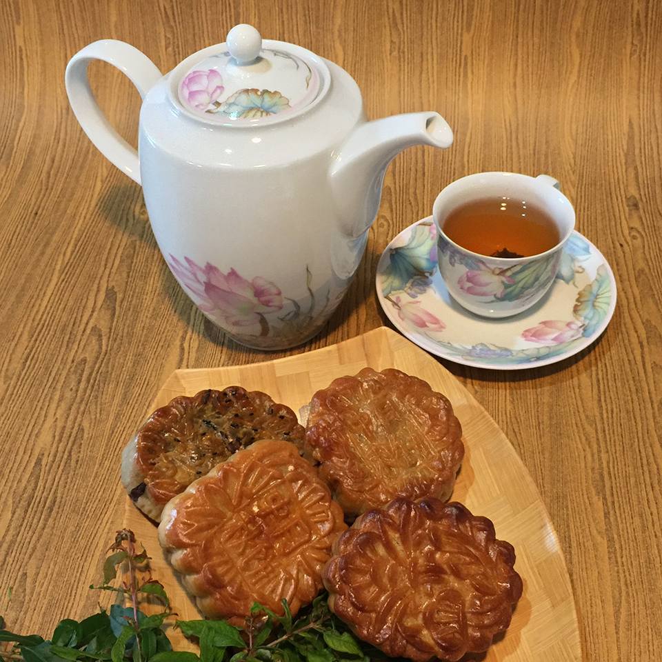 แดงราชาหอยทอด, เปาะเปี๊ยะสด ตรอกสุกร, SO-K cafe, เช็งซิมอี๊ (แป้งกลมอารมณ์ดี), ก๋วยเตี๋ยวตรอกโรงหมู, ข้าวมันไก่พิชัยไก่ตอน, Scoopp, ข้าวขาหมู "มันอยู่ในกระทะ"ตรอกโรงหมู, เบ๊ซุ่นหลี, สีมรกต, สุกี้เตาถ่าน ตรอกโรงหมู, Amass coffee art toys, Kanom Donut, ก๋วยเตี๋ยวหมูตุ๋นเจ๊ปู