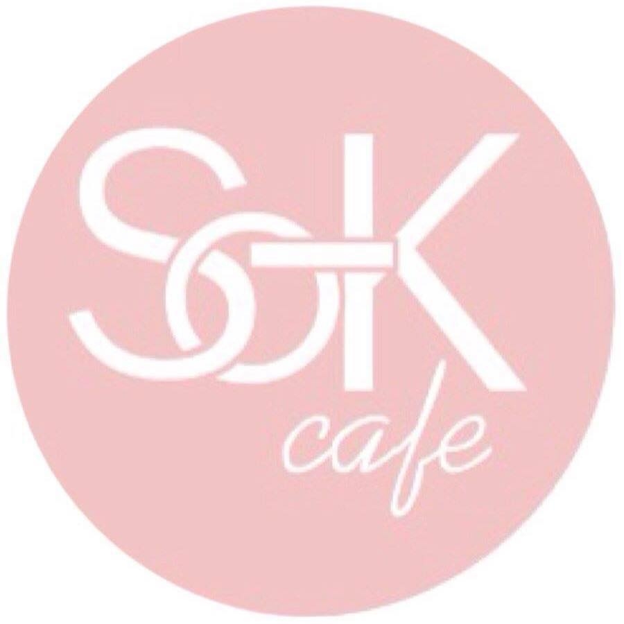แดงราชาหอยทอด, เปาะเปี๊ยะสด ตรอกสุกร, SO-K cafe, เช็งซิมอี๊ (แป้งกลมอารมณ์ดี), ก๋วยเตี๋ยวตรอกโรงหมู, ข้าวมันไก่พิชัยไก่ตอน, Scoopp, ข้าวขาหมู "มันอยู่ในกระทะ"ตรอกโรงหมู, เบ๊ซุ่นหลี, สีมรกต, สุกี้เตาถ่าน ตรอกโรงหมู, Amass coffee art toys, Kanom Donut, ก๋วยเตี๋ยวหมูตุ๋นเจ๊ปู