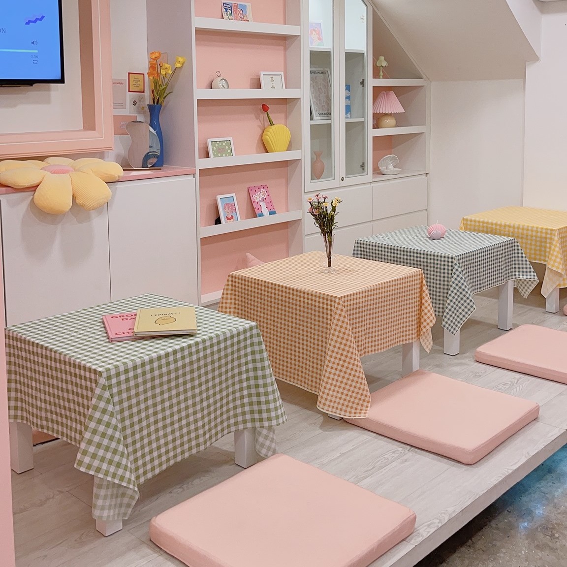 แดงราชาหอยทอด, เปาะเปี๊ยะสด ตรอกสุกร, SO-K cafe, เช็งซิมอี๊ (แป้งกลมอารมณ์ดี), ก๋วยเตี๋ยวตรอกโรงหมู, ข้าวมันไก่พิชัยไก่ตอน, Scoopp, ข้าวขาหมู "มันอยู่ในกระทะ"ตรอกโรงหมู, เบ๊ซุ่นหลี, สีมรกต, สุกี้เตาถ่าน ตรอกโรงหมู, Amass coffee art toys, Kanom Donut, ก๋วยเตี๋ยวหมูตุ๋นเจ๊ปู