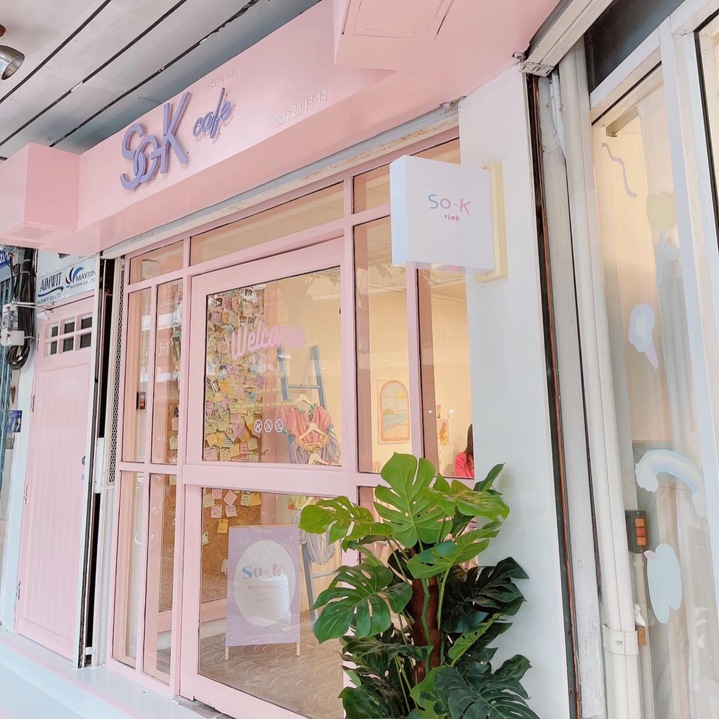 แดงราชาหอยทอด, เปาะเปี๊ยะสด ตรอกสุกร, SO-K cafe, เช็งซิมอี๊ (แป้งกลมอารมณ์ดี), ก๋วยเตี๋ยวตรอกโรงหมู, ข้าวมันไก่พิชัยไก่ตอน, Scoopp, ข้าวขาหมู "มันอยู่ในกระทะ"ตรอกโรงหมู, เบ๊ซุ่นหลี, สีมรกต, สุกี้เตาถ่าน ตรอกโรงหมู, Amass coffee art toys, Kanom Donut, ก๋วยเตี๋ยวหมูตุ๋นเจ๊ปู