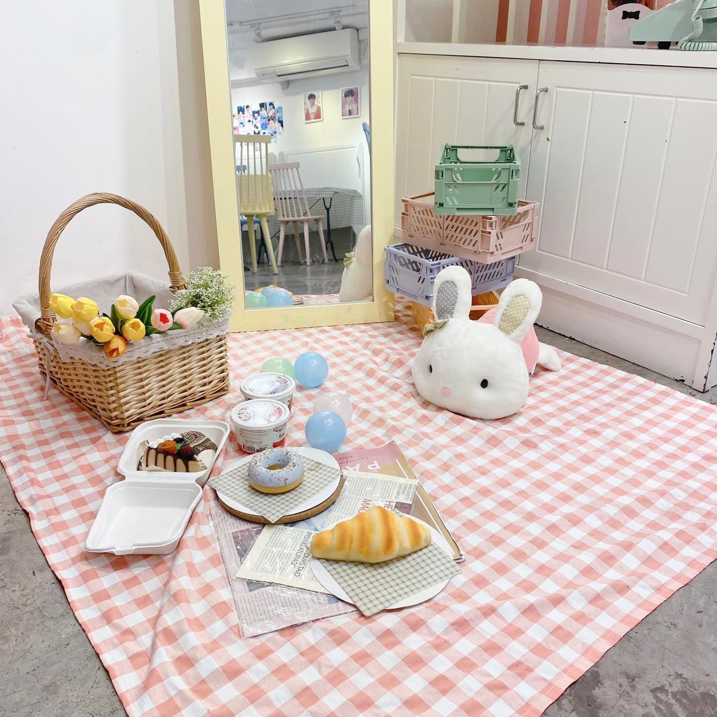 แดงราชาหอยทอด, เปาะเปี๊ยะสด ตรอกสุกร, SO-K cafe, เช็งซิมอี๊ (แป้งกลมอารมณ์ดี), ก๋วยเตี๋ยวตรอกโรงหมู, ข้าวมันไก่พิชัยไก่ตอน, Scoopp, ข้าวขาหมู "มันอยู่ในกระทะ"ตรอกโรงหมู, เบ๊ซุ่นหลี, สีมรกต, สุกี้เตาถ่าน ตรอกโรงหมู, Amass coffee art toys, Kanom Donut, ก๋วยเตี๋ยวหมูตุ๋นเจ๊ปู