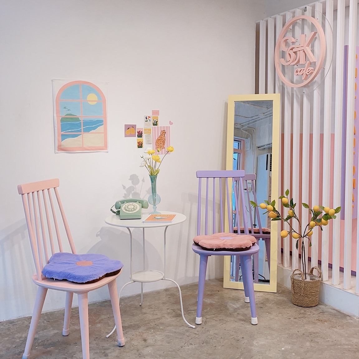 แดงราชาหอยทอด, เปาะเปี๊ยะสด ตรอกสุกร, SO-K cafe, เช็งซิมอี๊ (แป้งกลมอารมณ์ดี), ก๋วยเตี๋ยวตรอกโรงหมู, ข้าวมันไก่พิชัยไก่ตอน, Scoopp, ข้าวขาหมู "มันอยู่ในกระทะ"ตรอกโรงหมู, เบ๊ซุ่นหลี, สีมรกต, สุกี้เตาถ่าน ตรอกโรงหมู, Amass coffee art toys, Kanom Donut, ก๋วยเตี๋ยวหมูตุ๋นเจ๊ปู