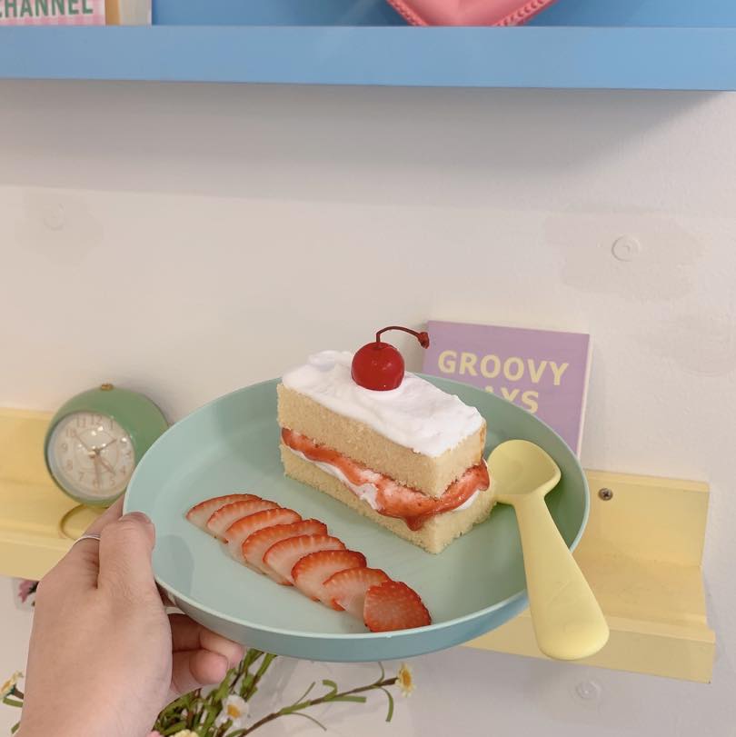 แดงราชาหอยทอด, เปาะเปี๊ยะสด ตรอกสุกร, SO-K cafe, เช็งซิมอี๊ (แป้งกลมอารมณ์ดี), ก๋วยเตี๋ยวตรอกโรงหมู, ข้าวมันไก่พิชัยไก่ตอน, Scoopp, ข้าวขาหมู "มันอยู่ในกระทะ"ตรอกโรงหมู, เบ๊ซุ่นหลี, สีมรกต, สุกี้เตาถ่าน ตรอกโรงหมู, Amass coffee art toys, Kanom Donut, ก๋วยเตี๋ยวหมูตุ๋นเจ๊ปู