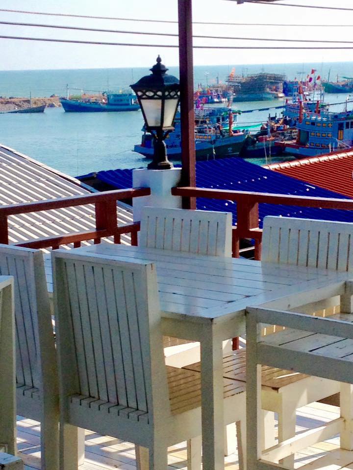 ครัวลุงมันซีฟู้ด, ตั้งฉ่ายซีฟู้ด, บ้านไร่น้ำอิง, พรทะเลซีฟู้ด, ศิริกัญญาซีฟู๊ด, ผึ้งทะเลเผา เบอร์ 9, ครัวป้ายืนซีฟู้ด, นู๋ยาซีฟู้ดชะอำ, ครัวเม็ดทราย, บ้านครัวทะเล, ครัวห้วยทราย, Platoo Restaurant, ครัวป้าเฉลียว, ร้านครัวพี่เปี๊ยก บางควาย