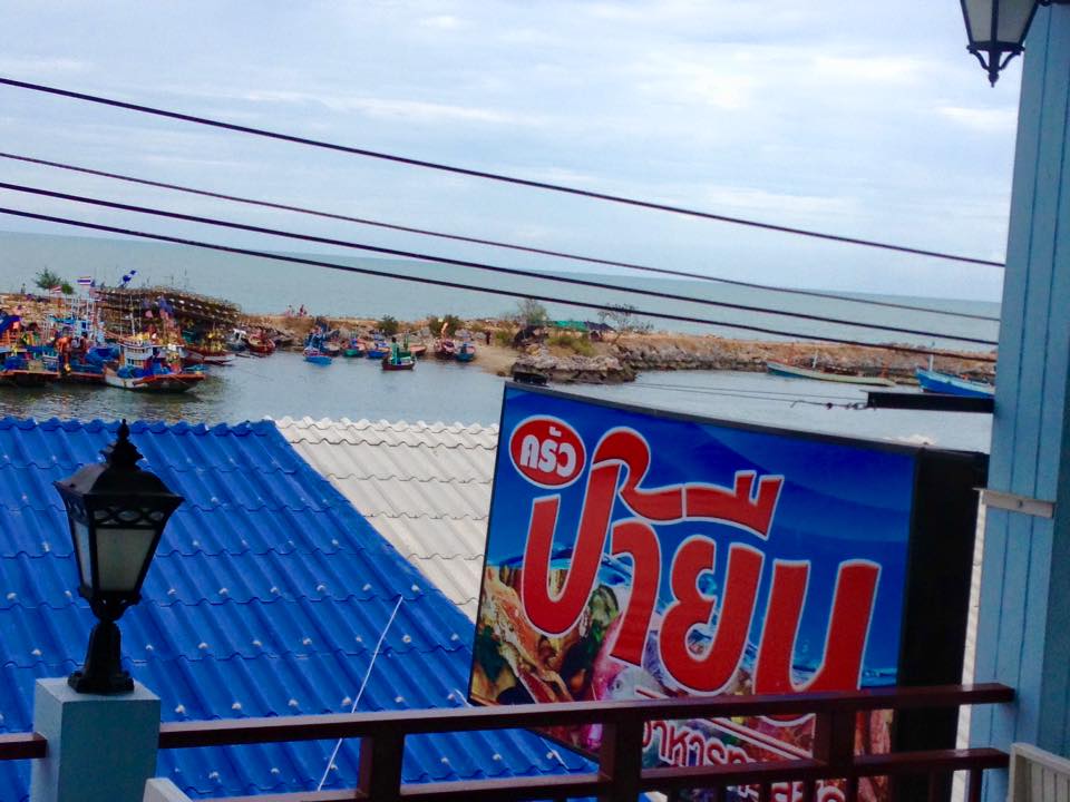 ครัวลุงมันซีฟู้ด, ตั้งฉ่ายซีฟู้ด, บ้านไร่น้ำอิง, พรทะเลซีฟู้ด, ศิริกัญญาซีฟู๊ด, ผึ้งทะเลเผา เบอร์ 9, ครัวป้ายืนซีฟู้ด, นู๋ยาซีฟู้ดชะอำ, ครัวเม็ดทราย, บ้านครัวทะเล, ครัวห้วยทราย, Platoo Restaurant, ครัวป้าเฉลียว, ร้านครัวพี่เปี๊ยก บางควาย