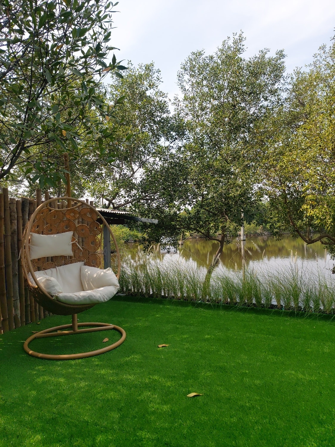 จ๊ะโอ๋ซีฟู๊ด, รุ่งฟ้า ซีฟู้ด, วิวทิวไม้ ซีฟู้ด, ครัวลุงแถม, ครัวแพขวัญใจซีฟู้ด บางขุนเทียน, ครัวน้าเนียมซีฟู้ด, ครัวนพเก้าซีฟู้ด, ครัวทับทิม ซีฟู้ด, ครัวพ่อกำนันซีฟู๊ด บางขุนเทียน-ชายทะเล, บ้านปองพลซีฟู้ด, ครัววลัยพร, ธารทะเลซีฟู้ด บางขุนเทียน-ชายทะเล, ฟาร์มสมใจซีฟู้ดส์ บางขุนเทียนชายทะเล, ครัวคุณอรซีฟู๊ดบางขุนเทียน