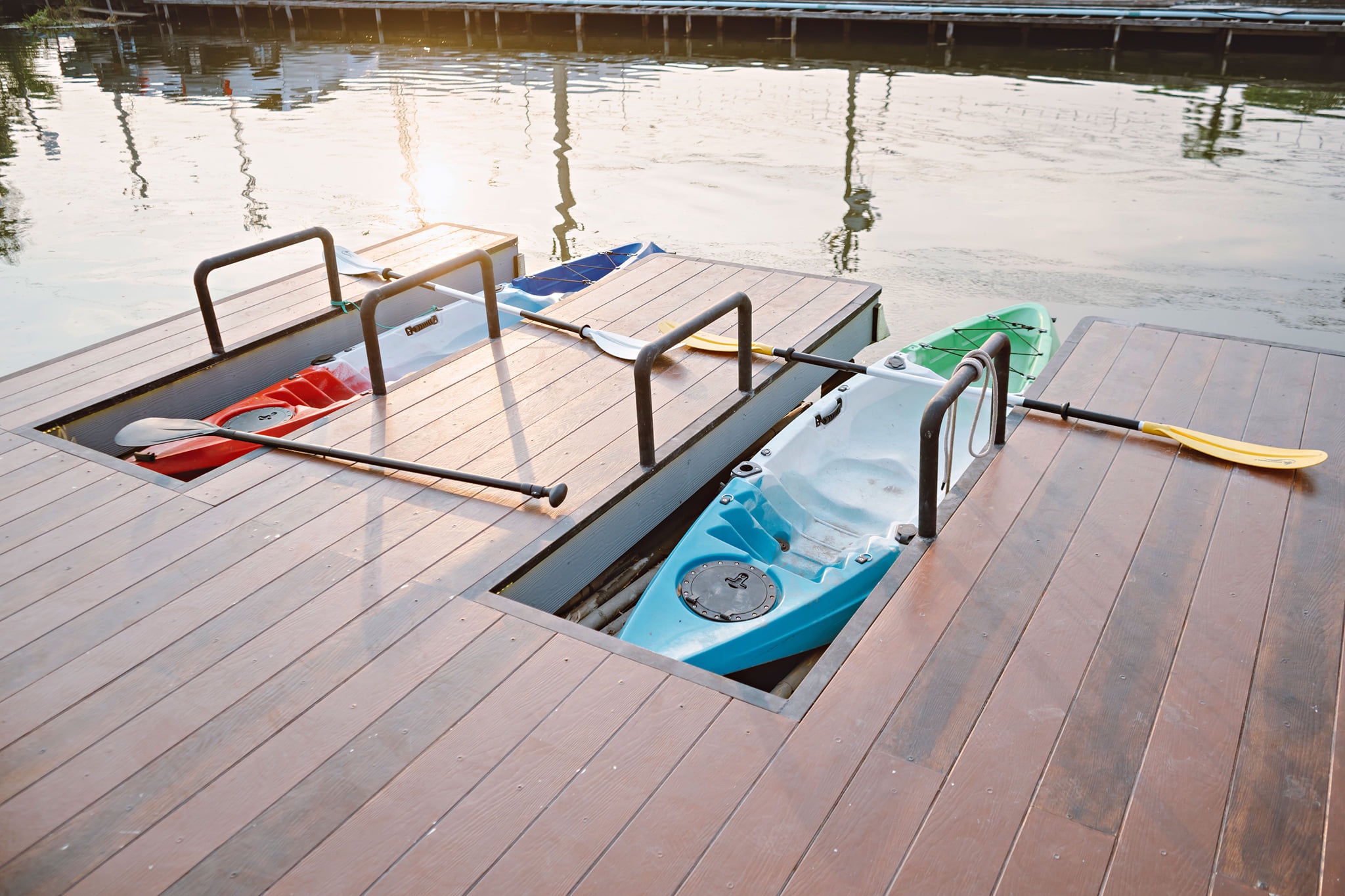 จ๊ะโอ๋ซีฟู๊ด, รุ่งฟ้า ซีฟู้ด, วิวทิวไม้ ซีฟู้ด, ครัวลุงแถม, ครัวแพขวัญใจซีฟู้ด บางขุนเทียน, ครัวน้าเนียมซีฟู้ด, ครัวนพเก้าซีฟู้ด, ครัวทับทิม ซีฟู้ด, ครัวพ่อกำนันซีฟู๊ด บางขุนเทียน-ชายทะเล, บ้านปองพลซีฟู้ด, ครัววลัยพร, ธารทะเลซีฟู้ด บางขุนเทียน-ชายทะเล, ฟาร์มสมใจซีฟู้ดส์ บางขุนเทียนชายทะเล, ครัวคุณอรซีฟู๊ดบางขุนเทียน