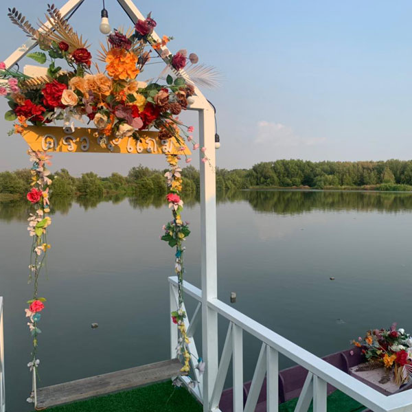 จ๊ะโอ๋ซีฟู๊ด, รุ่งฟ้า ซีฟู้ด, วิวทิวไม้ ซีฟู้ด, ครัวลุงแถม, ครัวแพขวัญใจซีฟู้ด บางขุนเทียน, ครัวน้าเนียมซีฟู้ด, ครัวนพเก้าซีฟู้ด, ครัวทับทิม ซีฟู้ด, ครัวพ่อกำนันซีฟู๊ด บางขุนเทียน-ชายทะเล, บ้านปองพลซีฟู้ด, ครัววลัยพร, ธารทะเลซีฟู้ด บางขุนเทียน-ชายทะเล, ฟาร์มสมใจซีฟู้ดส์ บางขุนเทียนชายทะเล, ครัวคุณอรซีฟู๊ดบางขุนเทียน