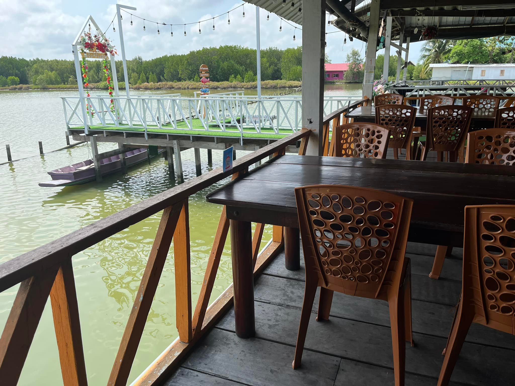 จ๊ะโอ๋ซีฟู๊ด, รุ่งฟ้า ซีฟู้ด, วิวทิวไม้ ซีฟู้ด, ครัวลุงแถม, ครัวแพขวัญใจซีฟู้ด บางขุนเทียน, ครัวน้าเนียมซีฟู้ด, ครัวนพเก้าซีฟู้ด, ครัวทับทิม ซีฟู้ด, ครัวพ่อกำนันซีฟู๊ด บางขุนเทียน-ชายทะเล, บ้านปองพลซีฟู้ด, ครัววลัยพร, ธารทะเลซีฟู้ด บางขุนเทียน-ชายทะเล, ฟาร์มสมใจซีฟู้ดส์ บางขุนเทียนชายทะเล, ครัวคุณอรซีฟู๊ดบางขุนเทียน