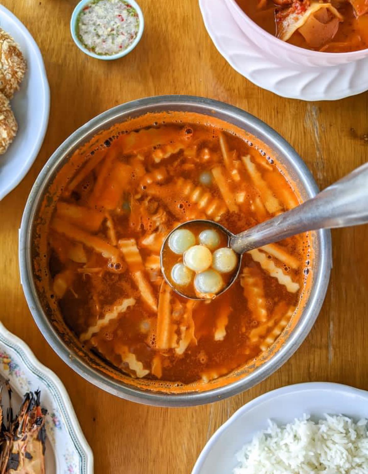 จ๊ะโอ๋ซีฟู๊ด, รุ่งฟ้า ซีฟู้ด, วิวทิวไม้ ซีฟู้ด, ครัวลุงแถม, ครัวแพขวัญใจซีฟู้ด บางขุนเทียน, ครัวน้าเนียมซีฟู้ด, ครัวนพเก้าซีฟู้ด, ครัวทับทิม ซีฟู้ด, ครัวพ่อกำนันซีฟู๊ด บางขุนเทียน-ชายทะเล, บ้านปองพลซีฟู้ด, ครัววลัยพร, ธารทะเลซีฟู้ด บางขุนเทียน-ชายทะเล, ฟาร์มสมใจซีฟู้ดส์ บางขุนเทียนชายทะเล, ครัวคุณอรซีฟู๊ดบางขุนเทียน