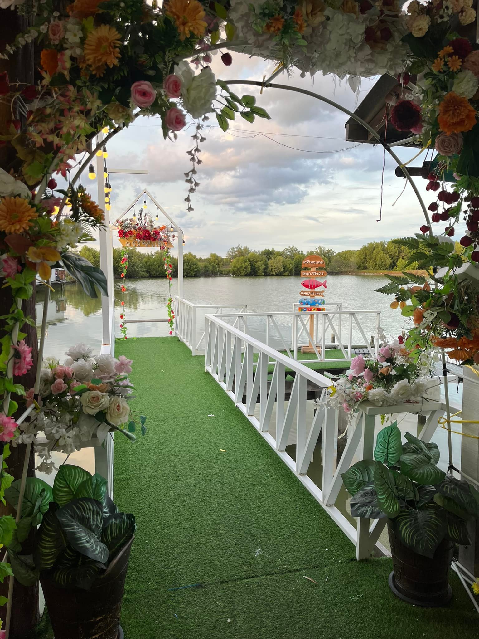 จ๊ะโอ๋ซีฟู๊ด, รุ่งฟ้า ซีฟู้ด, วิวทิวไม้ ซีฟู้ด, ครัวลุงแถม, ครัวแพขวัญใจซีฟู้ด บางขุนเทียน, ครัวน้าเนียมซีฟู้ด, ครัวนพเก้าซีฟู้ด, ครัวทับทิม ซีฟู้ด, ครัวพ่อกำนันซีฟู๊ด บางขุนเทียน-ชายทะเล, บ้านปองพลซีฟู้ด, ครัววลัยพร, ธารทะเลซีฟู้ด บางขุนเทียน-ชายทะเล, ฟาร์มสมใจซีฟู้ดส์ บางขุนเทียนชายทะเล, ครัวคุณอรซีฟู๊ดบางขุนเทียน