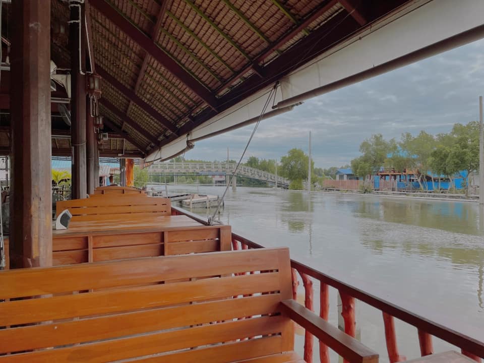 จ๊ะโอ๋ซีฟู๊ด, รุ่งฟ้า ซีฟู้ด, วิวทิวไม้ ซีฟู้ด, ครัวลุงแถม, ครัวแพขวัญใจซีฟู้ด บางขุนเทียน, ครัวน้าเนียมซีฟู้ด, ครัวนพเก้าซีฟู้ด, ครัวทับทิม ซีฟู้ด, ครัวพ่อกำนันซีฟู๊ด บางขุนเทียน-ชายทะเล, บ้านปองพลซีฟู้ด, ครัววลัยพร, ธารทะเลซีฟู้ด บางขุนเทียน-ชายทะเล, ฟาร์มสมใจซีฟู้ดส์ บางขุนเทียนชายทะเล, ครัวคุณอรซีฟู๊ดบางขุนเทียน