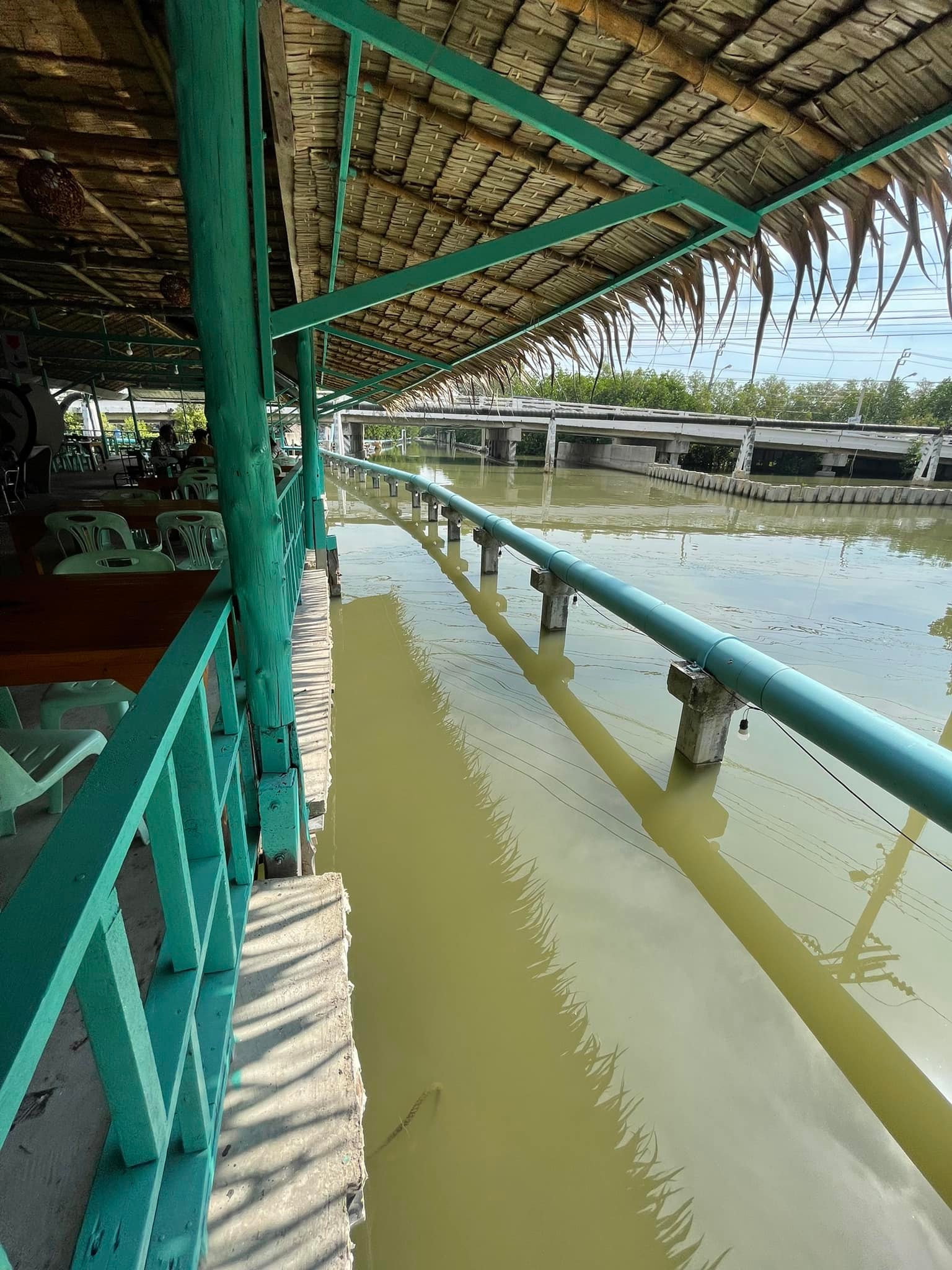 จ๊ะโอ๋ซีฟู๊ด, รุ่งฟ้า ซีฟู้ด, วิวทิวไม้ ซีฟู้ด, ครัวลุงแถม, ครัวแพขวัญใจซีฟู้ด บางขุนเทียน, ครัวน้าเนียมซีฟู้ด, ครัวนพเก้าซีฟู้ด, ครัวทับทิม ซีฟู้ด, ครัวพ่อกำนันซีฟู๊ด บางขุนเทียน-ชายทะเล, บ้านปองพลซีฟู้ด, ครัววลัยพร, ธารทะเลซีฟู้ด บางขุนเทียน-ชายทะเล, ฟาร์มสมใจซีฟู้ดส์ บางขุนเทียนชายทะเล, ครัวคุณอรซีฟู๊ดบางขุนเทียน