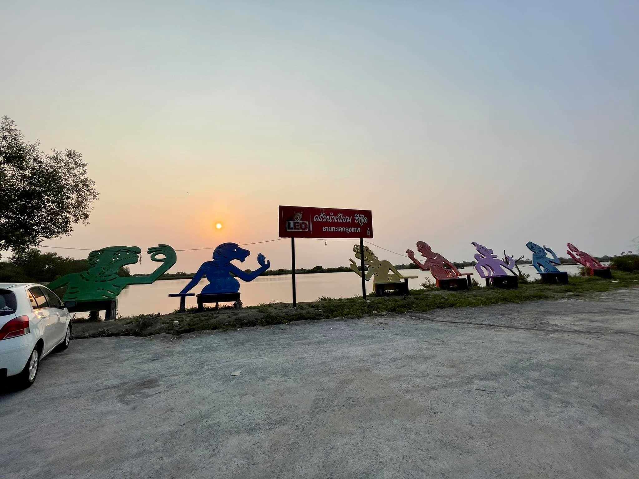 จ๊ะโอ๋ซีฟู๊ด, รุ่งฟ้า ซีฟู้ด, วิวทิวไม้ ซีฟู้ด, ครัวลุงแถม, ครัวแพขวัญใจซีฟู้ด บางขุนเทียน, ครัวน้าเนียมซีฟู้ด, ครัวนพเก้าซีฟู้ด, ครัวทับทิม ซีฟู้ด, ครัวพ่อกำนันซีฟู๊ด บางขุนเทียน-ชายทะเล, บ้านปองพลซีฟู้ด, ครัววลัยพร, ธารทะเลซีฟู้ด บางขุนเทียน-ชายทะเล, ฟาร์มสมใจซีฟู้ดส์ บางขุนเทียนชายทะเล, ครัวคุณอรซีฟู๊ดบางขุนเทียน