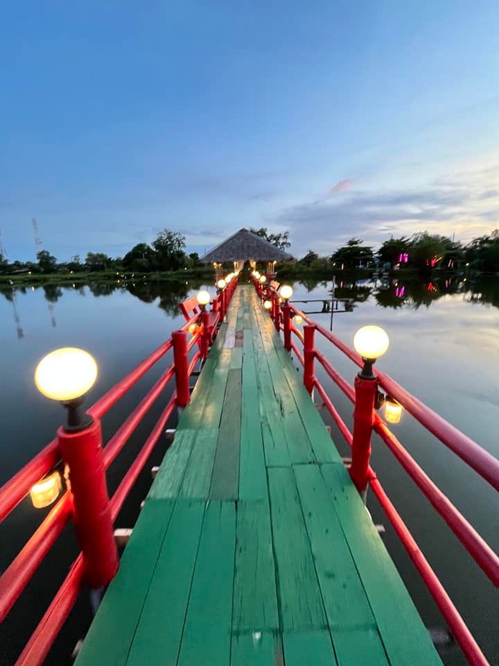 จ๊ะโอ๋ซีฟู๊ด, รุ่งฟ้า ซีฟู้ด, วิวทิวไม้ ซีฟู้ด, ครัวลุงแถม, ครัวแพขวัญใจซีฟู้ด บางขุนเทียน, ครัวน้าเนียมซีฟู้ด, ครัวนพเก้าซีฟู้ด, ครัวทับทิม ซีฟู้ด, ครัวพ่อกำนันซีฟู๊ด บางขุนเทียน-ชายทะเล, บ้านปองพลซีฟู้ด, ครัววลัยพร, ธารทะเลซีฟู้ด บางขุนเทียน-ชายทะเล, ฟาร์มสมใจซีฟู้ดส์ บางขุนเทียนชายทะเล, ครัวคุณอรซีฟู๊ดบางขุนเทียน