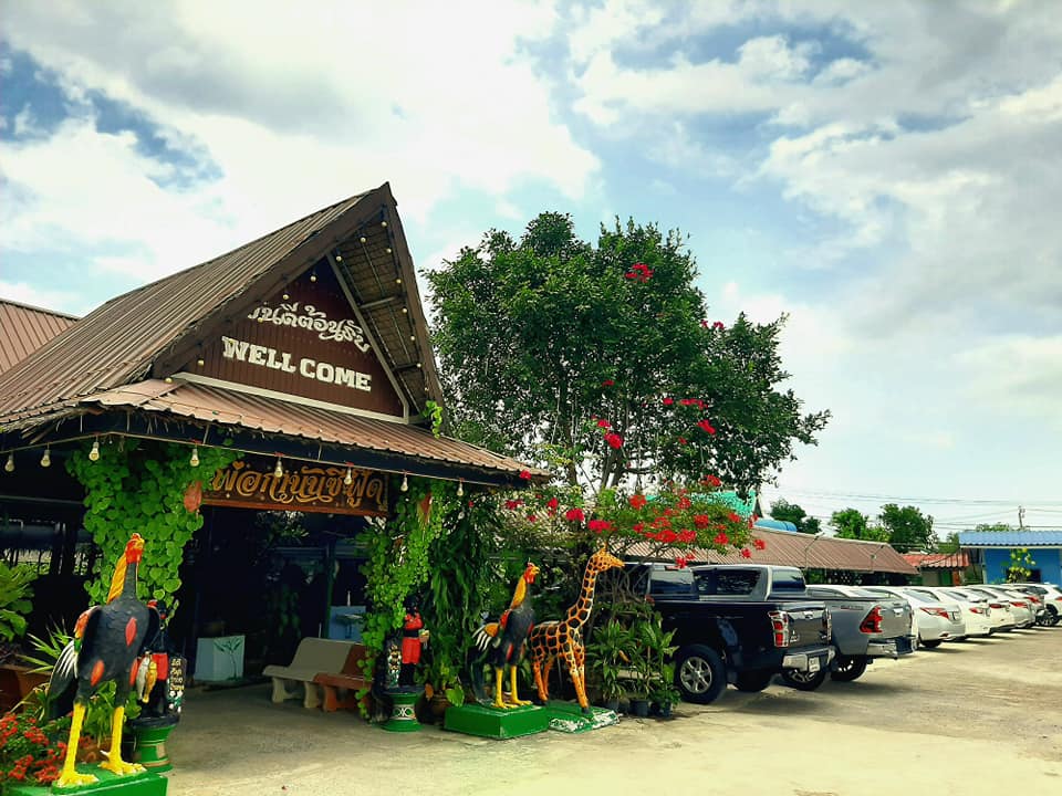 จ๊ะโอ๋ซีฟู๊ด, รุ่งฟ้า ซีฟู้ด, วิวทิวไม้ ซีฟู้ด, ครัวลุงแถม, ครัวแพขวัญใจซีฟู้ด บางขุนเทียน, ครัวน้าเนียมซีฟู้ด, ครัวนพเก้าซีฟู้ด, ครัวทับทิม ซีฟู้ด, ครัวพ่อกำนันซีฟู๊ด บางขุนเทียน-ชายทะเล, บ้านปองพลซีฟู้ด, ครัววลัยพร, ธารทะเลซีฟู้ด บางขุนเทียน-ชายทะเล, ฟาร์มสมใจซีฟู้ดส์ บางขุนเทียนชายทะเล, ครัวคุณอรซีฟู๊ดบางขุนเทียน