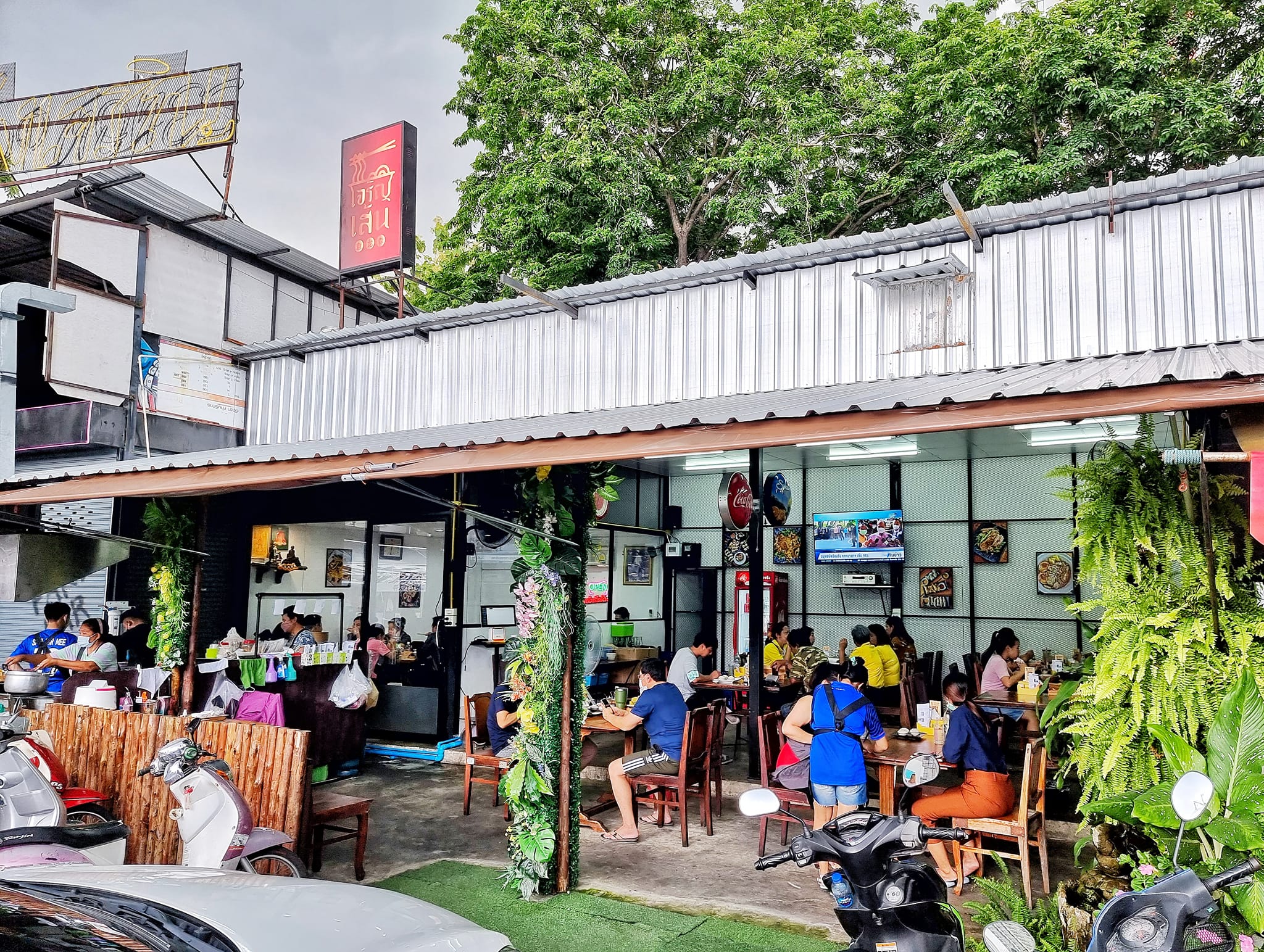 ก๋วยเตี๋ยวเกี๊ยว นายกุลรสนัว, เฮียไช้ ก๋วยเตี๋ยวต้มยำหมูบะช่อ, นัวโภชนา, Maekunkha, ก๋วยเตี๋ยวหมูป้าน้อยดินแดง แฟลต ช.3, ลุงเอสเตี๋ยวหมูต้มยำ, ก๋วยเตี๋ยวต้มยำหมูบะช่อ มาม่าหม้อไฟ เฮียจู๋-ลาดพร้าว71, ก๋วยเตี๋ยวตรอกโรงหมู, ก๋วยเตี๋ยวเอี่ยมน้อย, เจริญเส้น 查龙森, ทีเด็ด ก๋วยเตี๋ยวต้มยำหมูเด้งโบราณ, เป็นหนึ่ง ก๋วยเตี๋ยวต้มยำ เย็นตาโฟ, เล็กใหญ่ ก๋วยเตี๋ยวต้มยำโบราณ, แม่แสตมป์ก๋วยเตี๋ยวต้มยำหมูสับโบราณ, เปลว ก๋วยเตี๋ยวต้มยำ, ก๋วยเตี๋ยวต้มยำกากหมูสูตรโบราณ คลองเตย, ก๋วยเตี๋ยวต้มยำโบราณพ่อสนิท, เตี๋ยวตือ, 2พี่น้อง ก๋วยเตี๋ยวต้มยำ, พะเยาว์ก๋วยเตี๋ยวโบราณ, บ้านบุญรักษาก๋วยเตี๋ยวต้มยำโบราณ, ก๋วยเตี๋ยวต้มยำพันรี, ลุงเอ๋ก๋วยเตี๋ยวต้มยำโบราณ by plerm cup, เจ้าเจ็ด รวมโชค, ปรารีย์ ก๋วยเตี๋ยวต้มยำชามหมูเด้ง, ครัวเส้นแกงร้อน ก๋วยเตี๋ยวต้มยำ&อาหารตามสั่ง, ก๋วยเตี๋ยวหมูต้มยำมะนาวเจ็กพวง, เฮียบิ๊กห้าหม้อ