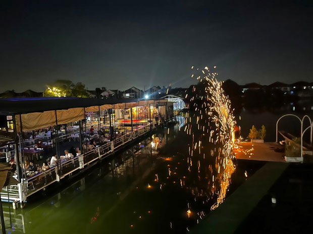 RARIN : BKK Riverside Venue, บ้านเอกเขนก ชัยพฤกษ์, The local Restaurant, Waterside Karaoke Restaurant, พหลวิว, River Wine Karaoke Restaurant, Green Bar and Restaurant, Chocolate Ville, Hard Rock Cafe Bangkok