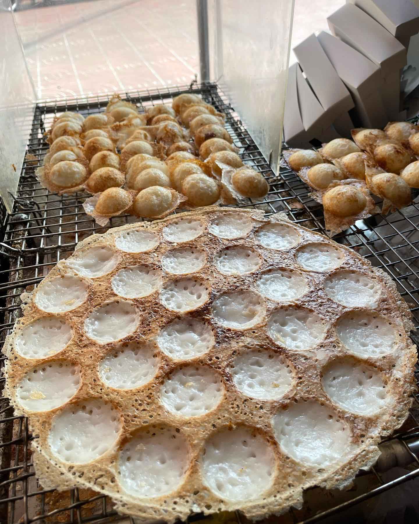 ก๋วยเตี๋ยวผัดงี่เง่า at เจ๊เบญ โอเดี้ยน, ร้านฮั้นโภชนา, เจ๊เฮี้ยง ก๋วยเตี๋ยวลูกชิ้นปลา ตลาดน้อย, ข้าวต้มปลาตลาดน้อย, Baan Chim Cha, อาฉีไก่ทอด, มานพ สุกี้รถกระบะ, แดงราชาหอยทอด, โจ๊ก เจ๊หมวยเกี้ย-ดั้งเดิม, เป็ดตุ๋นเจ้าท่า, ซี่โครงปราณ, คุณปุ๊กะหรี่ปั๊บ ณ ตลาดน้อย, แต้เล่าจิ้นเส็ง, Li Bing Waffle Parlour, Mana Craft, Jap Bread ตลาดน้อย, ฮงเซียงกง