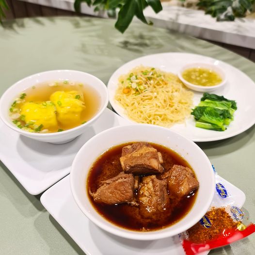 ก๋วยเตี๋ยวผัดงี่เง่า at เจ๊เบญ โอเดี้ยน, ร้านฮั้นโภชนา, เจ๊เฮี้ยง ก๋วยเตี๋ยวลูกชิ้นปลา ตลาดน้อย, ข้าวต้มปลาตลาดน้อย, Baan Chim Cha, อาฉีไก่ทอด, มานพ สุกี้รถกระบะ, แดงราชาหอยทอด, โจ๊ก เจ๊หมวยเกี้ย-ดั้งเดิม, เป็ดตุ๋นเจ้าท่า, ซี่โครงปราณ, คุณปุ๊กะหรี่ปั๊บ ณ ตลาดน้อย, แต้เล่าจิ้นเส็ง, Li Bing Waffle Parlour, Mana Craft, Jap Bread ตลาดน้อย, ฮงเซียงกง