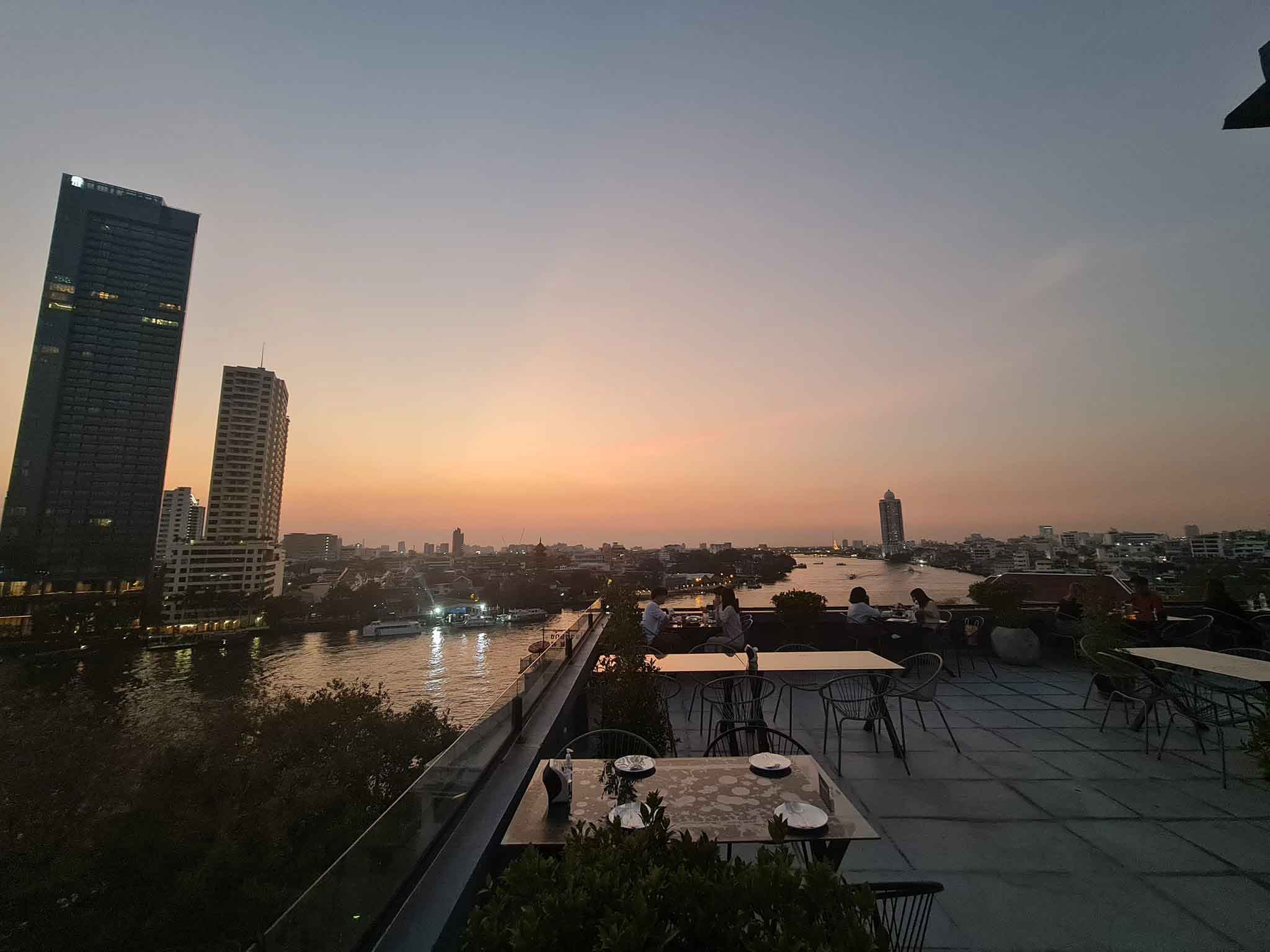 ก๋วยเตี๋ยวผัดงี่เง่า at เจ๊เบญ โอเดี้ยน, ร้านฮั้นโภชนา, เจ๊เฮี้ยง ก๋วยเตี๋ยวลูกชิ้นปลา ตลาดน้อย, ข้าวต้มปลาตลาดน้อย, Baan Chim Cha, อาฉีไก่ทอด, มานพ สุกี้รถกระบะ, แดงราชาหอยทอด, โจ๊ก เจ๊หมวยเกี้ย-ดั้งเดิม, เป็ดตุ๋นเจ้าท่า, ซี่โครงปราณ, คุณปุ๊กะหรี่ปั๊บ ณ ตลาดน้อย, แต้เล่าจิ้นเส็ง, Li Bing Waffle Parlour, Mana Craft, Jap Bread ตลาดน้อย, ฮงเซียงกง