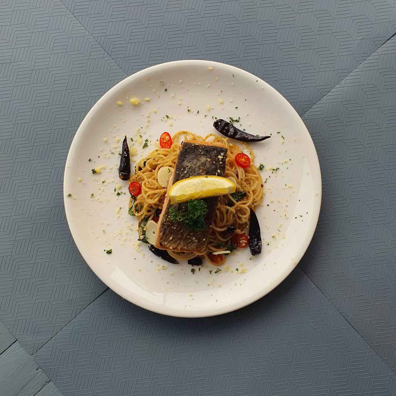 ก๋วยเตี๋ยวผัดงี่เง่า at เจ๊เบญ โอเดี้ยน, ร้านฮั้นโภชนา, เจ๊เฮี้ยง ก๋วยเตี๋ยวลูกชิ้นปลา ตลาดน้อย, ข้าวต้มปลาตลาดน้อย, Baan Chim Cha, อาฉีไก่ทอด, มานพ สุกี้รถกระบะ, แดงราชาหอยทอด, โจ๊ก เจ๊หมวยเกี้ย-ดั้งเดิม, เป็ดตุ๋นเจ้าท่า, ซี่โครงปราณ, คุณปุ๊กะหรี่ปั๊บ ณ ตลาดน้อย, แต้เล่าจิ้นเส็ง, Li Bing Waffle Parlour, Mana Craft, Jap Bread ตลาดน้อย, ฮงเซียงกง