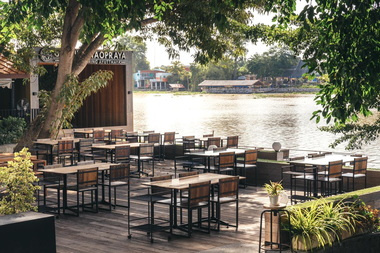 ชายน้ำ, ทรัพย์เจริญซีฟู๊ด-ดำ, กุ้งเผาราชคราม, บ้านอยุธยารมย์, บ้านไม้ริมน้ำ, แกรนด์เจ้าพระญา, บ้านอู่ทอง