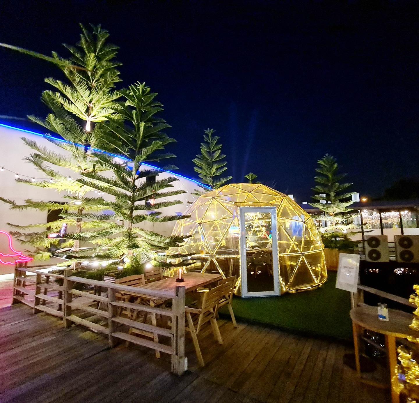 RARIN : BKK Riverside Venue, บ้านเอกเขนก ชัยพฤกษ์, The local Restaurant, Waterside Karaoke Restaurant, พหลวิว, River Wine Karaoke Restaurant, Green Bar and Restaurant, Chocolate Ville, Hard Rock Cafe Bangkok