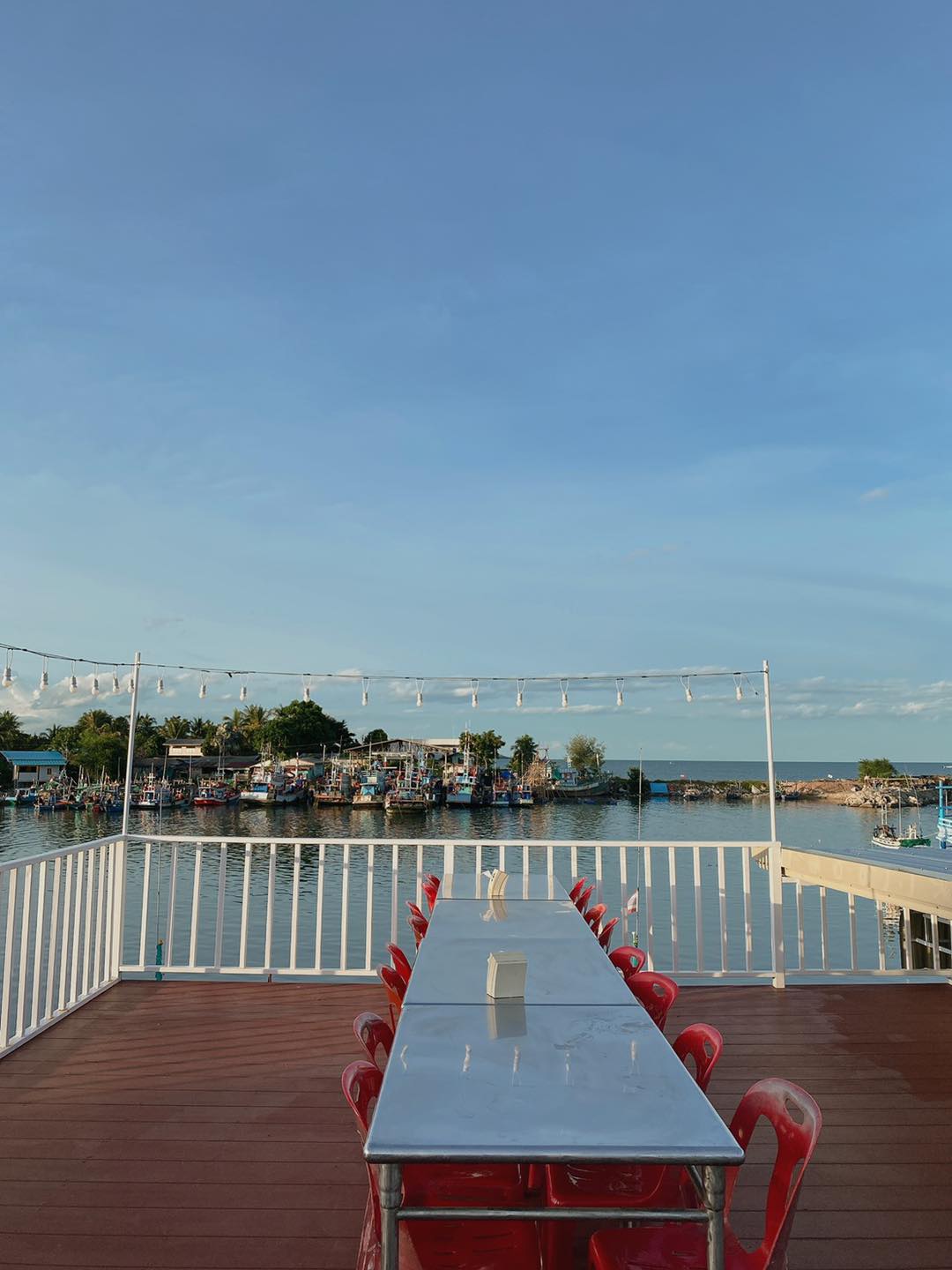 ครัวเจ๊นงค์ซีฟู๊ด, แม่ลูกจันทน์, สาขาบางตะบูน, โคตรหมู, ครัวริมเล ปูเป็น, Luckyseafood 2, ครัวไข่มุกปูเป็น, เจ๊เหมียวทะเลสด, เปลญวน เพชรบุรี, ครัวเพชรน้ำฟ้า, วิวทะเลซีฟู้ดชะอำ, ป้าหยัน, พวงเพชร, ครัวห้วยทราย, กิ่งกาญจน์, รีแล็กซ์ เพชรบุรี, เรือแลเล บางตะบูน, สวนอาหาร "ล้านอร่อย", บางตะบูนเบย์, ครัวปรียานนท์ หาดเจ้าสำราญ, สังเวียนซีฟู้ด Sungwean seafood