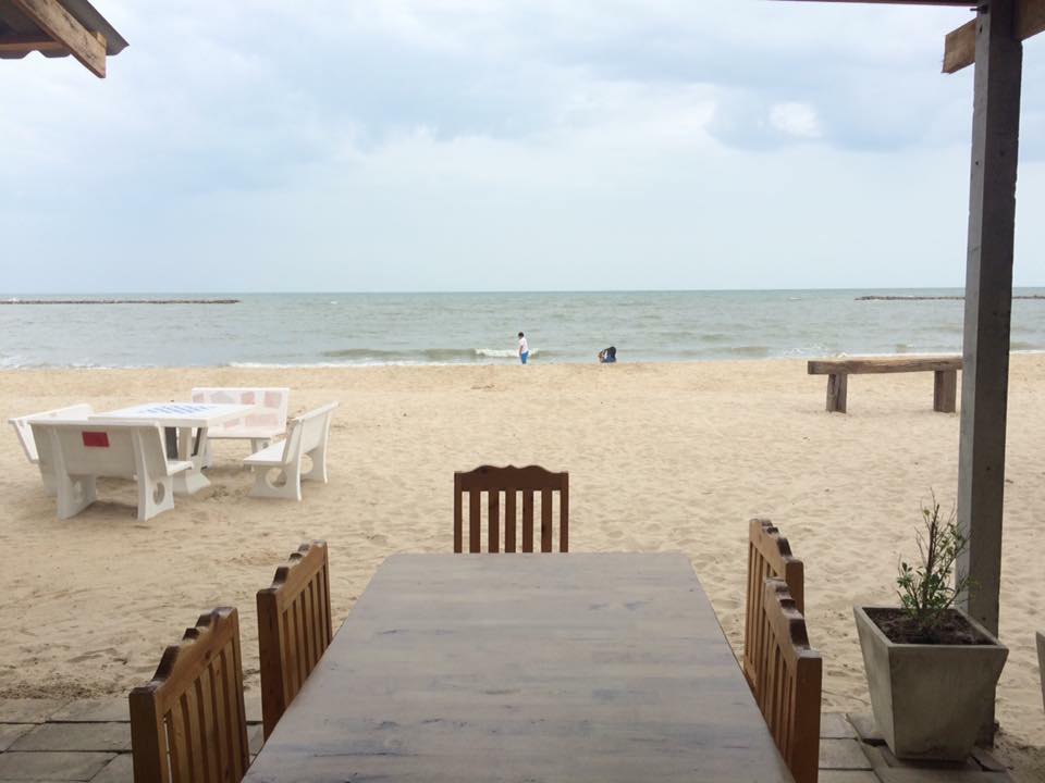 ครัวเจ๊นงค์ซีฟู๊ด, แม่ลูกจันทน์, สาขาบางตะบูน, โคตรหมู, ครัวริมเล ปูเป็น, Luckyseafood 2, ครัวไข่มุกปูเป็น, เจ๊เหมียวทะเลสด, เปลญวน เพชรบุรี, ครัวเพชรน้ำฟ้า, วิวทะเลซีฟู้ดชะอำ, ป้าหยัน, พวงเพชร, ครัวห้วยทราย, กิ่งกาญจน์, รีแล็กซ์ เพชรบุรี, เรือแลเล บางตะบูน, สวนอาหาร "ล้านอร่อย", บางตะบูนเบย์, ครัวปรียานนท์ หาดเจ้าสำราญ, สังเวียนซีฟู้ด Sungwean seafood