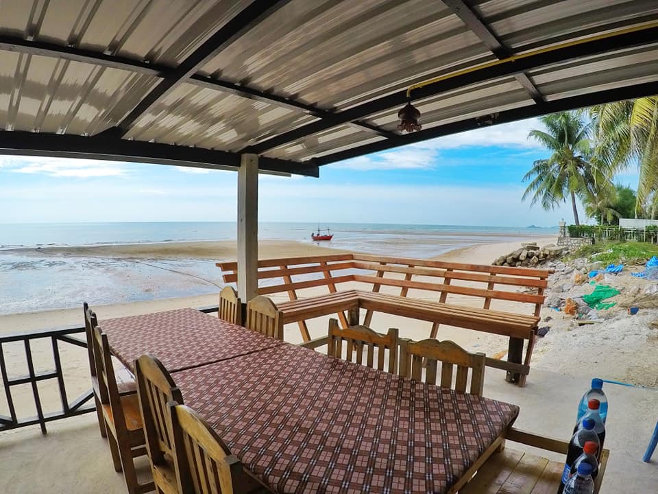 ครัวเจ๊นงค์ซีฟู๊ด, แม่ลูกจันทน์, สาขาบางตะบูน, โคตรหมู, ครัวริมเล ปูเป็น, Luckyseafood 2, ครัวไข่มุกปูเป็น, เจ๊เหมียวทะเลสด, เปลญวน เพชรบุรี, ครัวเพชรน้ำฟ้า, วิวทะเลซีฟู้ดชะอำ, ป้าหยัน, พวงเพชร, ครัวห้วยทราย, กิ่งกาญจน์, รีแล็กซ์ เพชรบุรี, เรือแลเล บางตะบูน, สวนอาหาร "ล้านอร่อย", บางตะบูนเบย์, ครัวปรียานนท์ หาดเจ้าสำราญ, สังเวียนซีฟู้ด Sungwean seafood