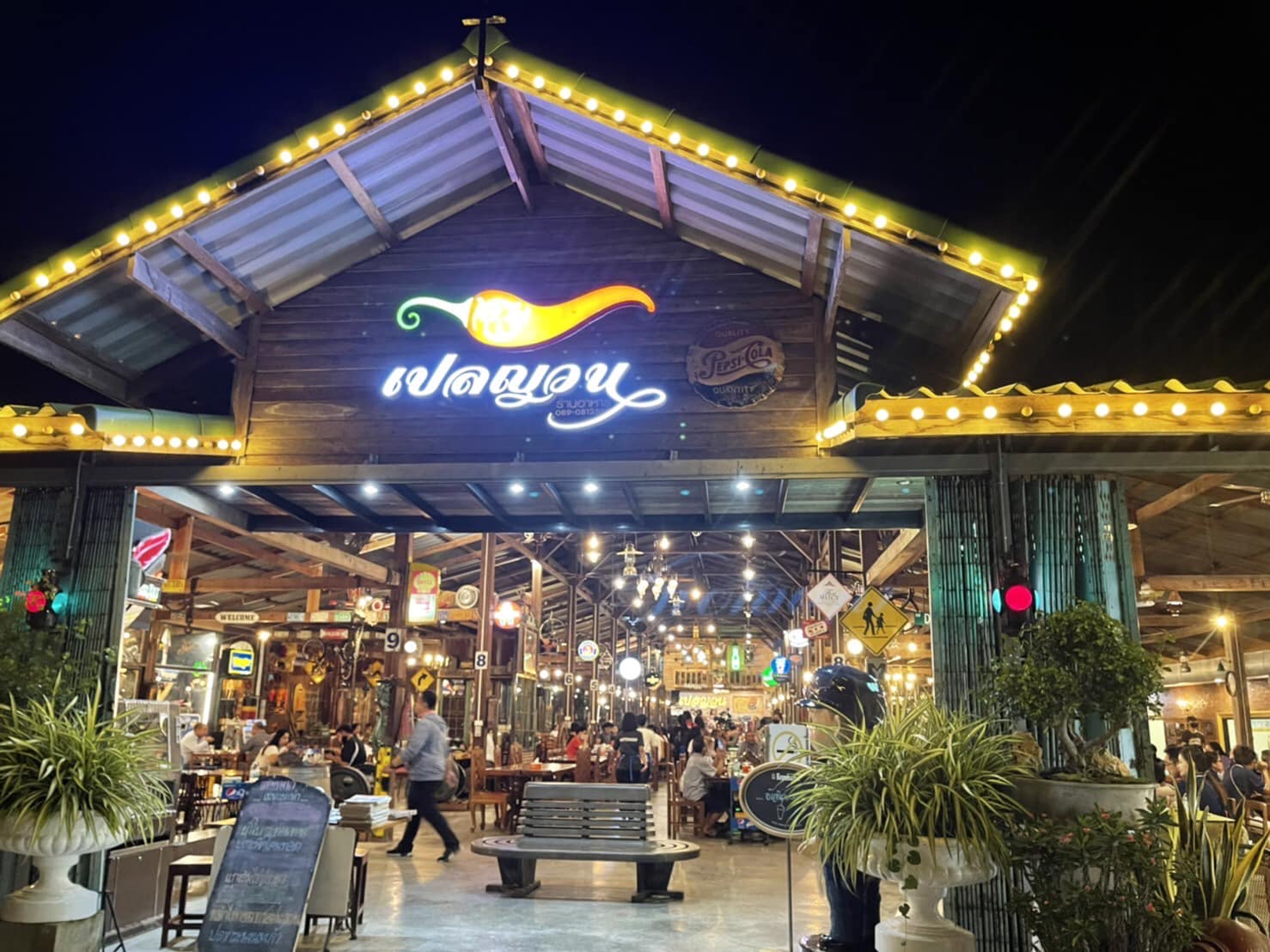 ครัวเจ๊นงค์ซีฟู๊ด, แม่ลูกจันทน์, สาขาบางตะบูน, โคตรหมู, ครัวริมเล ปูเป็น, Luckyseafood 2, ครัวไข่มุกปูเป็น, เจ๊เหมียวทะเลสด, เปลญวน เพชรบุรี, ครัวเพชรน้ำฟ้า, วิวทะเลซีฟู้ดชะอำ, ป้าหยัน, พวงเพชร, ครัวห้วยทราย, กิ่งกาญจน์, รีแล็กซ์ เพชรบุรี, เรือแลเล บางตะบูน, สวนอาหาร "ล้านอร่อย", บางตะบูนเบย์, ครัวปรียานนท์ หาดเจ้าสำราญ, สังเวียนซีฟู้ด Sungwean seafood