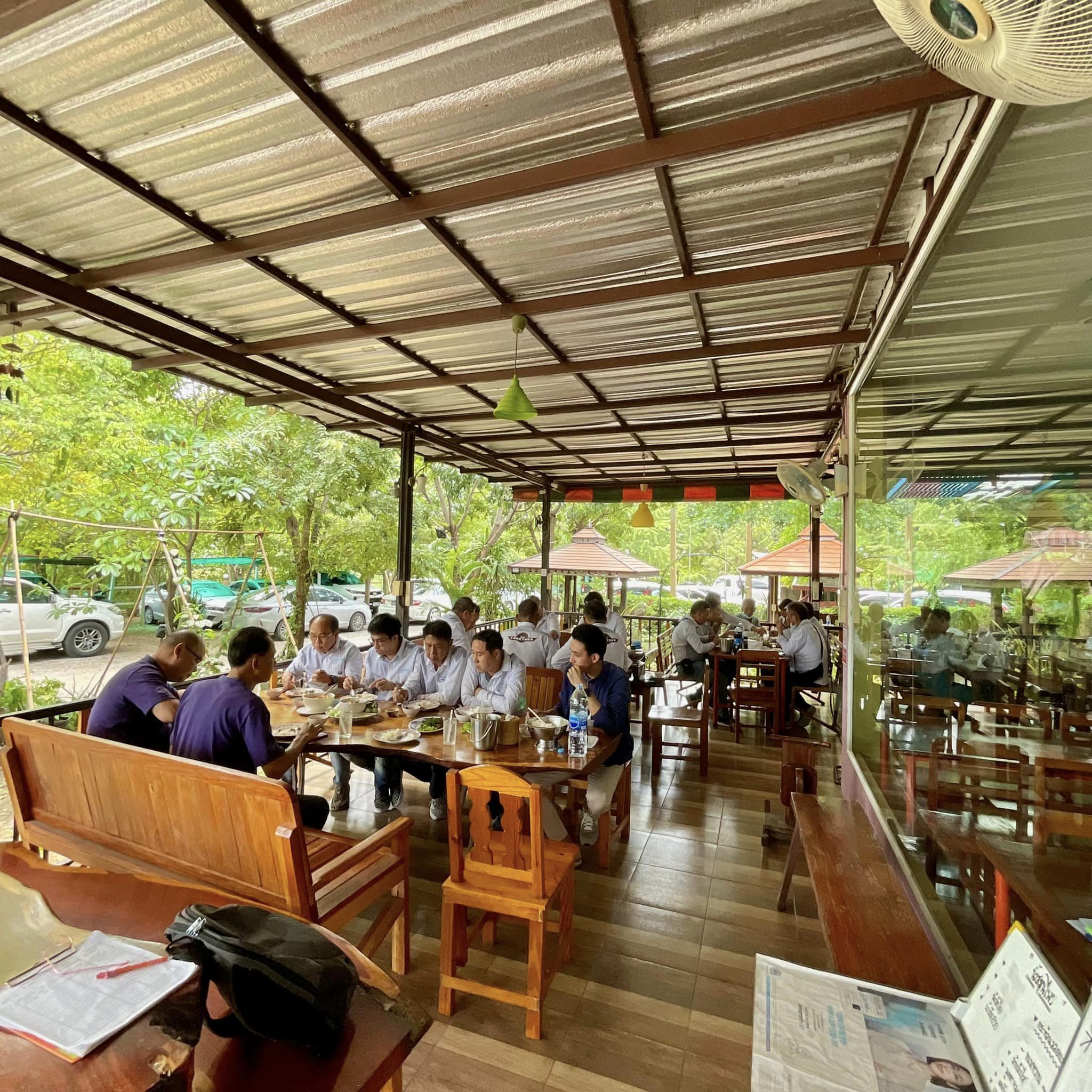 ครัวเจ๊นงค์ซีฟู๊ด, แม่ลูกจันทน์, สาขาบางตะบูน, โคตรหมู, ครัวริมเล ปูเป็น, Luckyseafood 2, ครัวไข่มุกปูเป็น, เจ๊เหมียวทะเลสด, เปลญวน เพชรบุรี, ครัวเพชรน้ำฟ้า, วิวทะเลซีฟู้ดชะอำ, ป้าหยัน, พวงเพชร, ครัวห้วยทราย, กิ่งกาญจน์, รีแล็กซ์ เพชรบุรี, เรือแลเล บางตะบูน, สวนอาหาร "ล้านอร่อย", บางตะบูนเบย์, ครัวปรียานนท์ หาดเจ้าสำราญ, สังเวียนซีฟู้ด Sungwean seafood