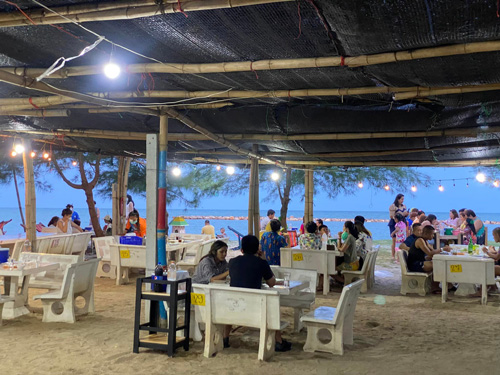 ครัวเจ๊นงค์ซีฟู๊ด, แม่ลูกจันทน์, สาขาบางตะบูน, โคตรหมู, ครัวริมเล ปูเป็น, Luckyseafood 2, ครัวไข่มุกปูเป็น, เจ๊เหมียวทะเลสด, เปลญวน เพชรบุรี, ครัวเพชรน้ำฟ้า, วิวทะเลซีฟู้ดชะอำ, ป้าหยัน, พวงเพชร, ครัวห้วยทราย, กิ่งกาญจน์, รีแล็กซ์ เพชรบุรี, เรือแลเล บางตะบูน, สวนอาหาร "ล้านอร่อย", บางตะบูนเบย์, ครัวปรียานนท์ หาดเจ้าสำราญ, สังเวียนซีฟู้ด Sungwean seafood