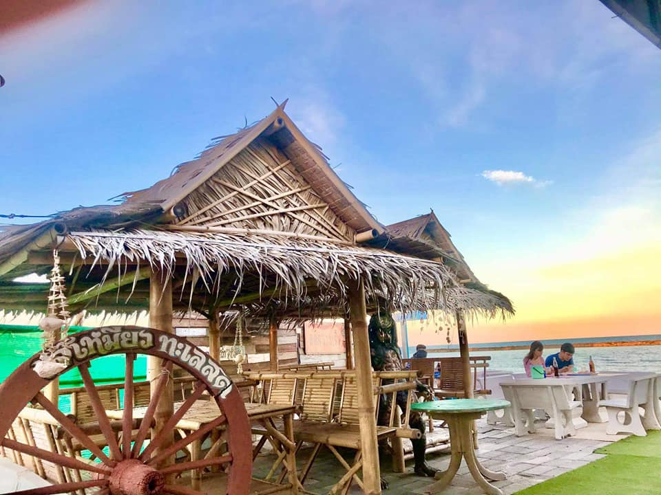 ครัวเจ๊นงค์ซีฟู๊ด, แม่ลูกจันทน์, สาขาบางตะบูน, โคตรหมู, ครัวริมเล ปูเป็น, Luckyseafood 2, ครัวไข่มุกปูเป็น, เจ๊เหมียวทะเลสด, เปลญวน เพชรบุรี, ครัวเพชรน้ำฟ้า, วิวทะเลซีฟู้ดชะอำ, ป้าหยัน, พวงเพชร, ครัวห้วยทราย, กิ่งกาญจน์, รีแล็กซ์ เพชรบุรี, เรือแลเล บางตะบูน, สวนอาหาร "ล้านอร่อย", บางตะบูนเบย์, ครัวปรียานนท์ หาดเจ้าสำราญ, สังเวียนซีฟู้ด Sungwean seafood