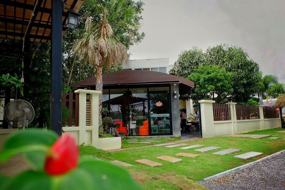 สะหวา, กลมกล่อม, ดอนญ่า, ต้นทาง, ครัวมะเรือง, ร้านข้าวต้ม 2500, เนินขุมทองการ์เด้นท์, นานหยวนบะหมี่เกี๊ยวกุ้ง, สาขากองบิน 56, ไก่ทอดเดชา, สาขาสนามบินหาดใหญ่, สบันงา, เหม่ยเหว่ย สาขาถนนสนามบิน, ร้านข้าวต้มมัดเนินขุมทอง คาเฟ่อาหารใต้