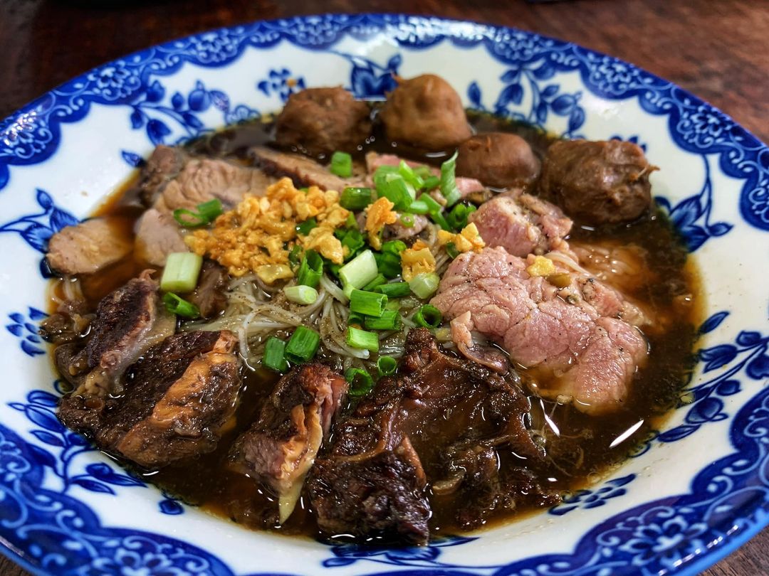 สะหวา, กลมกล่อม, ดอนญ่า, ต้นทาง, ครัวมะเรือง, ร้านข้าวต้ม 2500, เนินขุมทองการ์เด้นท์, นานหยวนบะหมี่เกี๊ยวกุ้ง, สาขากองบิน 56, ไก่ทอดเดชา, สาขาสนามบินหาดใหญ่, สบันงา, เหม่ยเหว่ย สาขาถนนสนามบิน, ร้านข้าวต้มมัดเนินขุมทอง คาเฟ่อาหารใต้