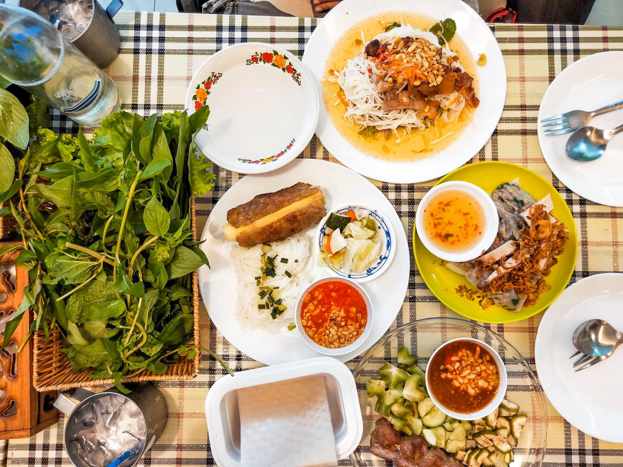 เมตตา หมูทอด, ข้าวมันไก่โง้วชุ้งฮวด, ร้านอาหารเรือนแพ, ป้าเก๋แหนมเนือง, ก๋วยเตี๋ยวต้มยำพริกเผาหมูบ่ะช่อ, อบเจริญ, ร้านก๋วยเตี๋ยวสวนรื่น ซ.จรัญฯ66/1, อรวรรณ แหนมเนือง, ครัวศรแดง, ยุ้ยกี่บะหมี่ราชวิถี