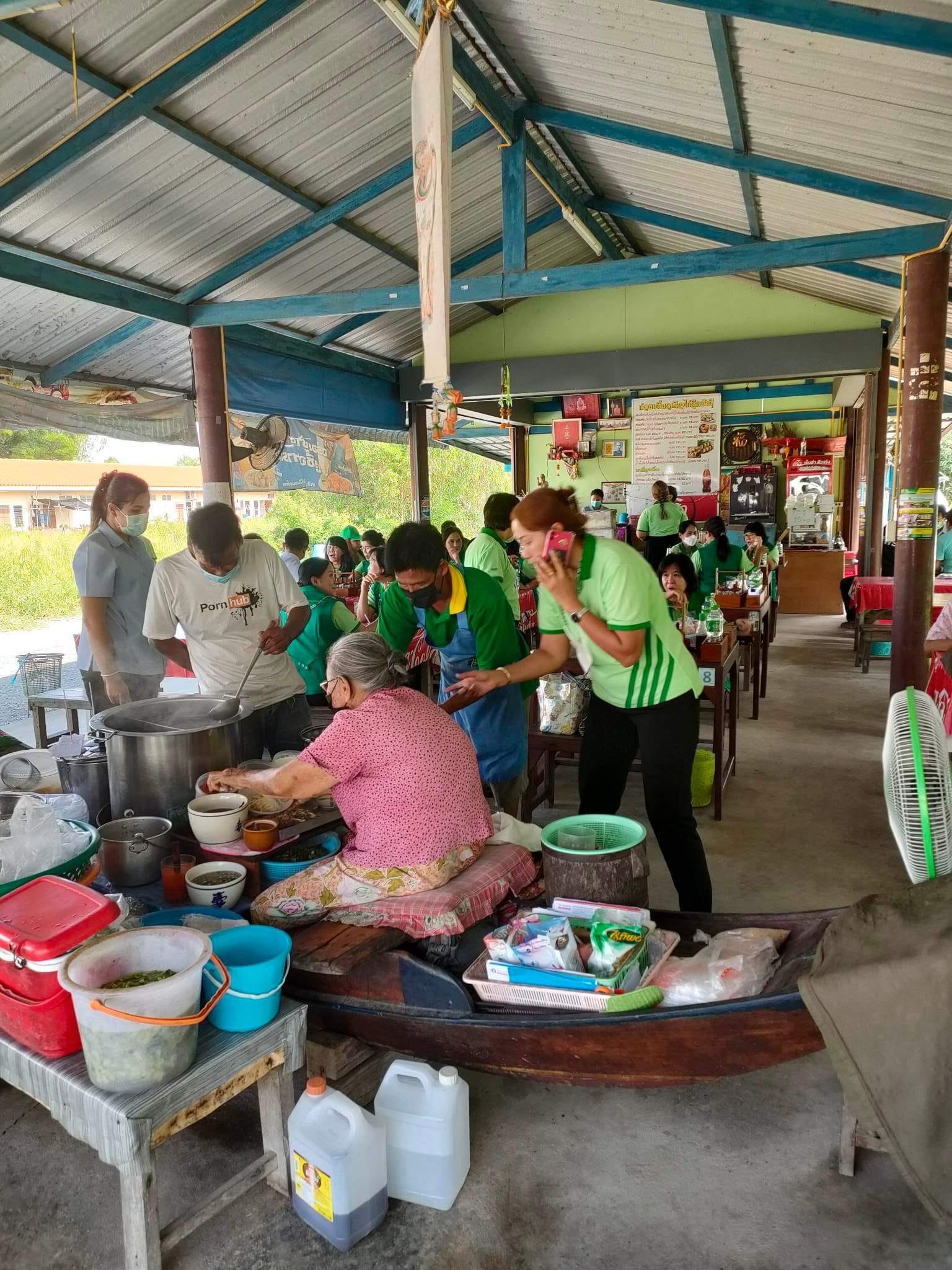 ก๋วยเตี๋ยวสูตรโบราณป้าพร, ร้านหอยทอดสิงห์บุรี, หมูสะเต๊ะ เฮียแกละ, ร้านจุ้งบริการ, ก๋วยเตี๋ยวหมูเฮียติ่ง, ก๋วยเตี๋ยวหมูเฮียติ่ง เปิดบริการตามปกติ ทุกวัน เวลา 10:00–19:00 น. สอบถามเพิ่มเติม โทร. 081 365 8495 , ร้านหอยทอดย่าชิต หน้าวัดธรรมนิยม อยุธยา, ก๋วยเตี๋ยวเรือไก่ฉีกป้าปุ๊, บ้านไม้ริมน้ำ, ก๋วยเตี๋ยวไทยบ้านคุณยายหยด สาขาอยุธยา